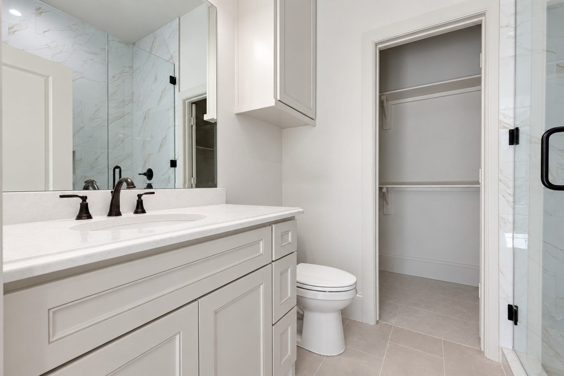 25083 Chisos Bend, Montgomery, TX 77316 Full bath to the 5th bedroom with closet access