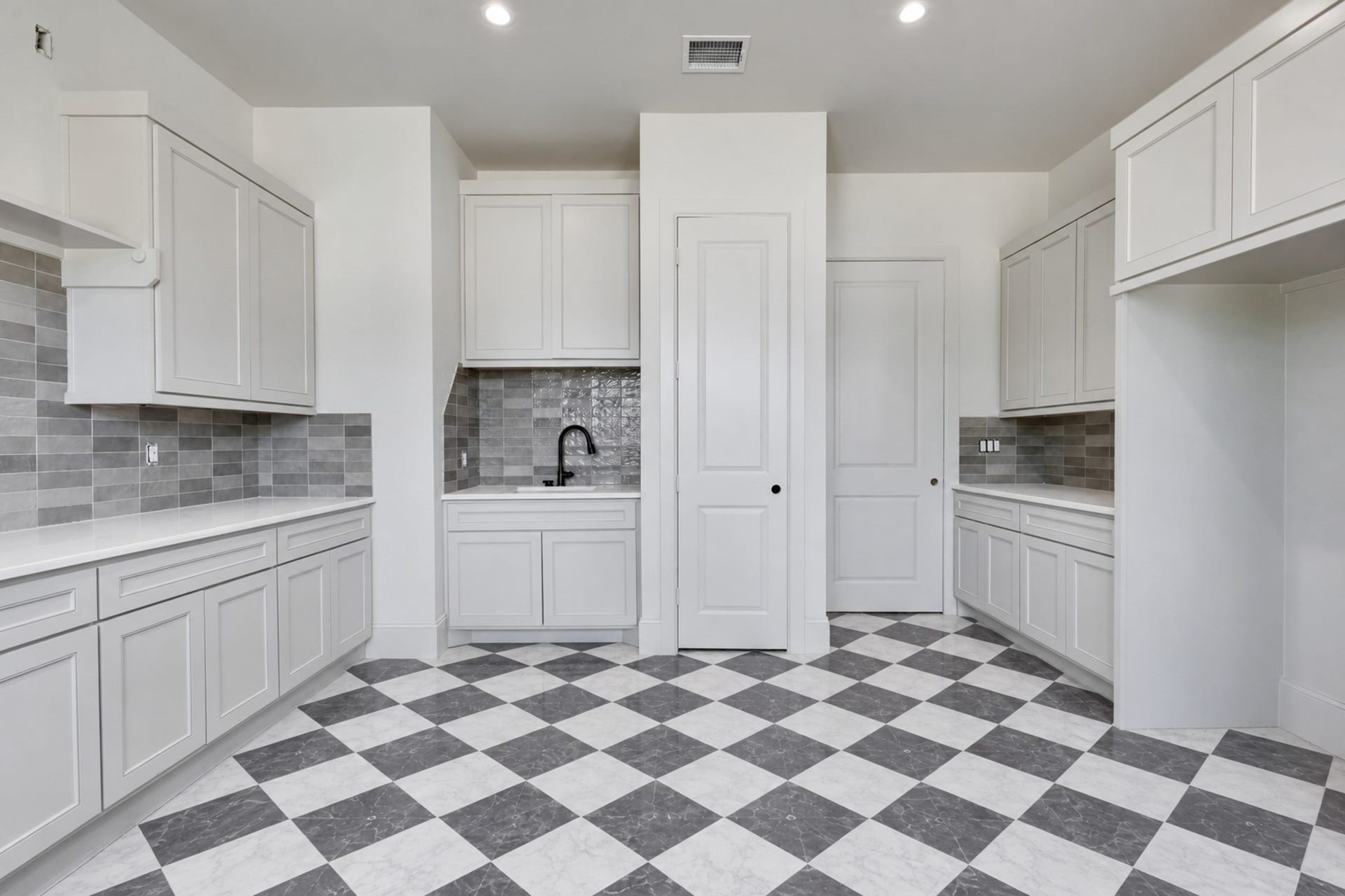 25083 Chisos Bend, Montgomery, TX 77316 Utility room is equipped with an extra sink
