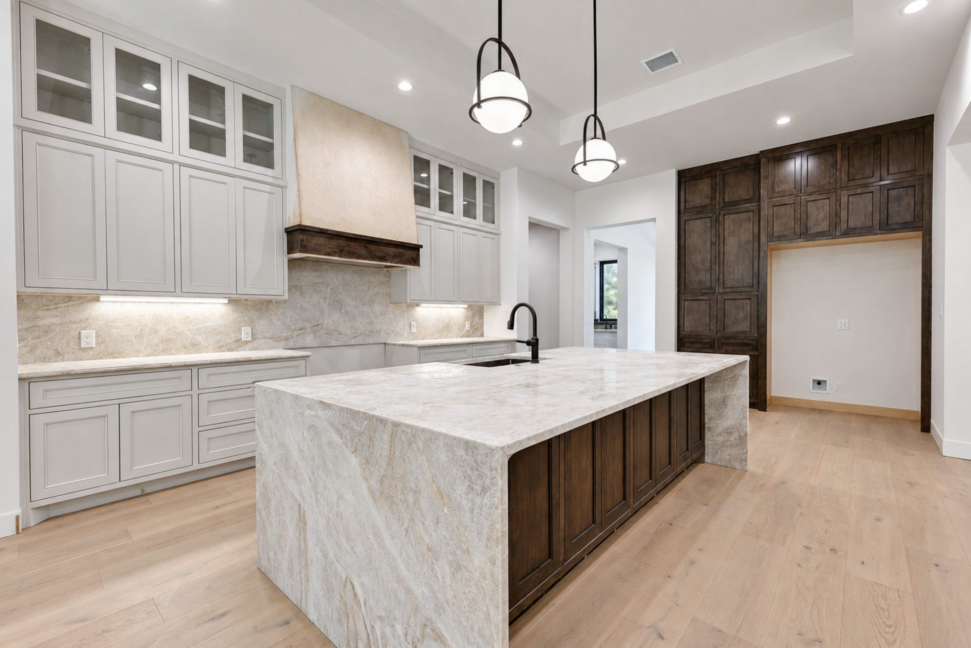 25083 Chisos Bend, Montgomery, TX 77316 Kitchen counters consist of Taj Mahal Quartzite and will be furnished with Thermador appliances