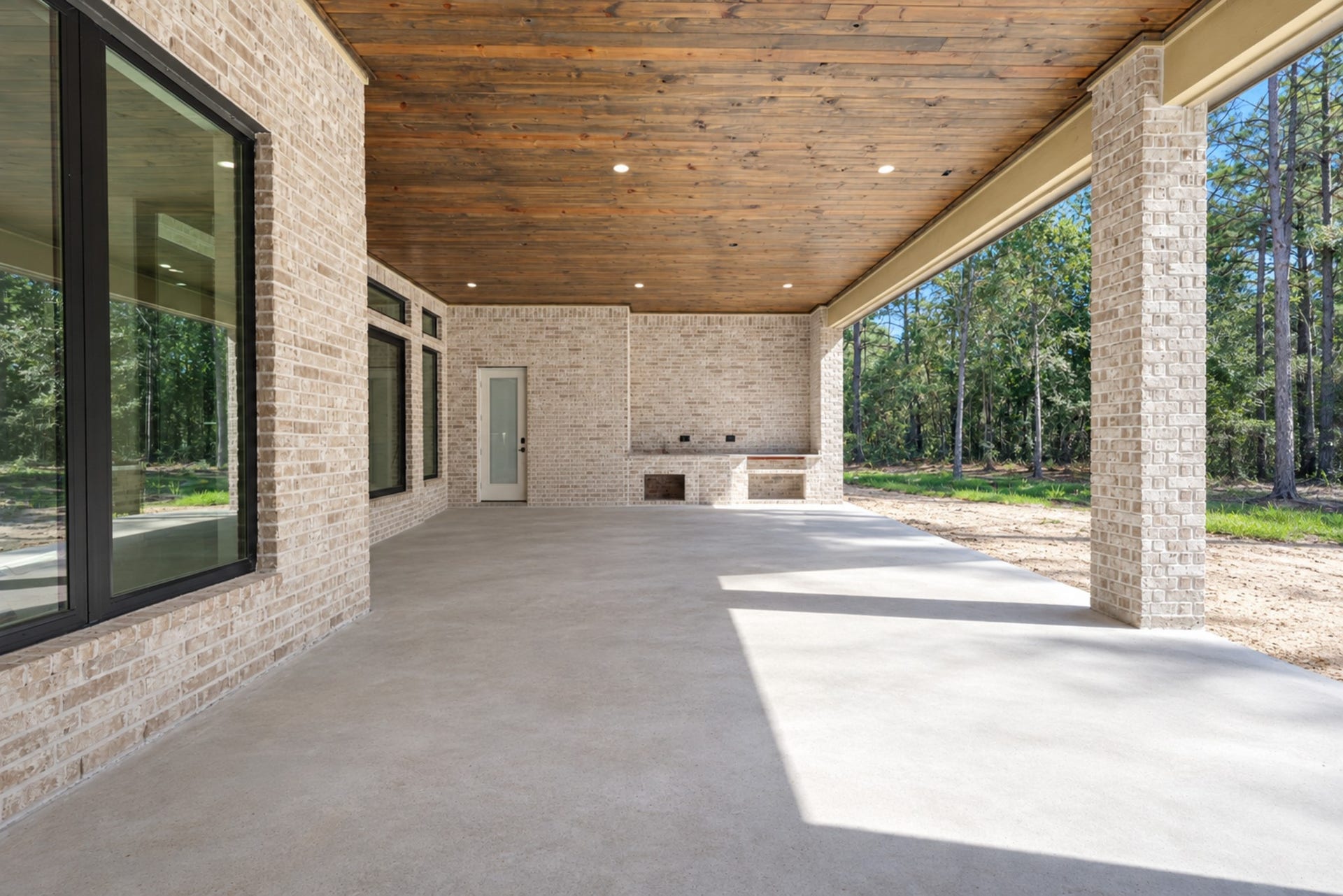 25083 Chisos Bend, Montgomery, TX 77316 The extensive covered patio is perfect for summer get togethers with the full outdoor kitchen!