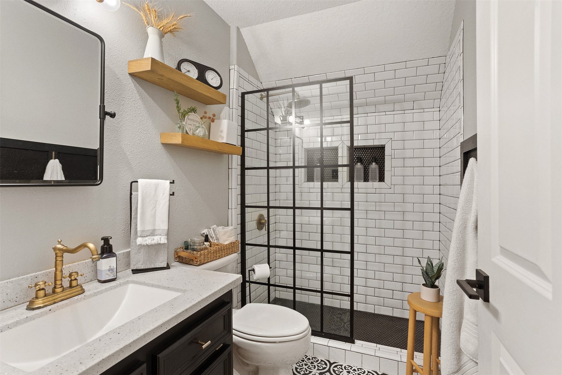 14675 Broken Arrow Road, Santa Fe, TX 77517 Full Bath Upstairs