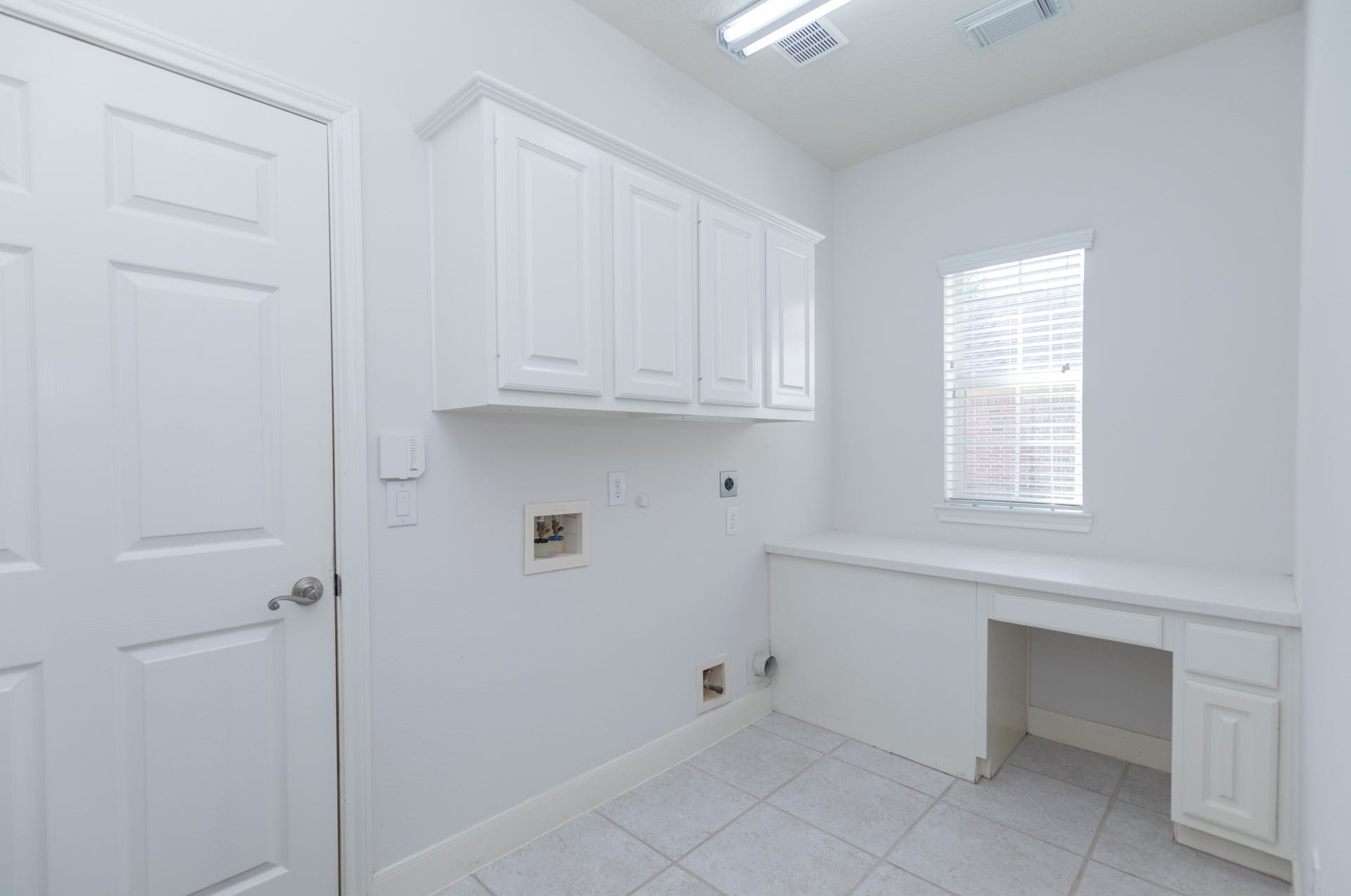 3307 Mcmahon Way, Missouri City, TX 77459 Utility / laundry room: 11 x 5 with desk and cabinets