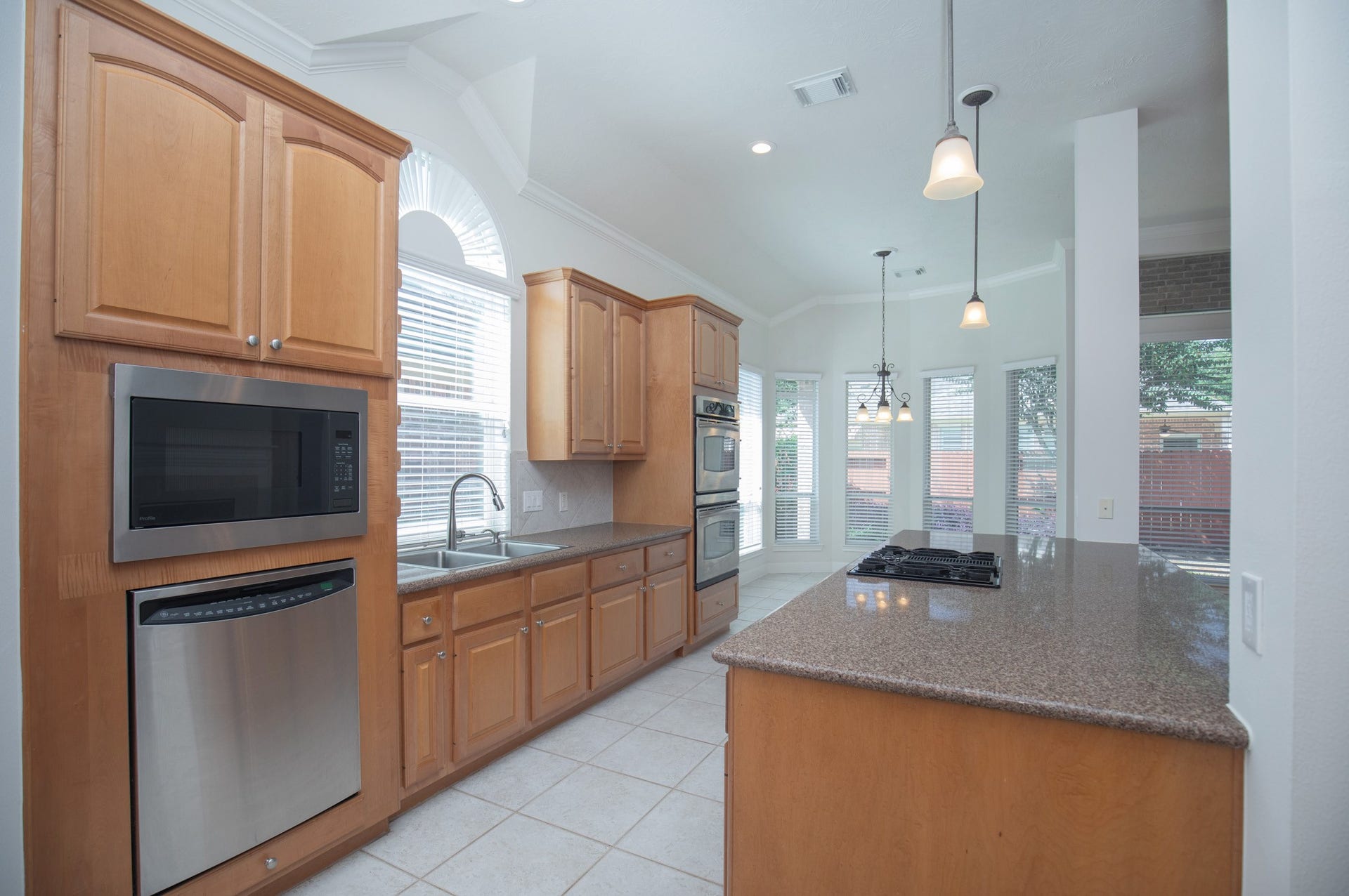 3307 Mcmahon Way, Missouri City, TX 77459 Island Ktchen 17 x 10