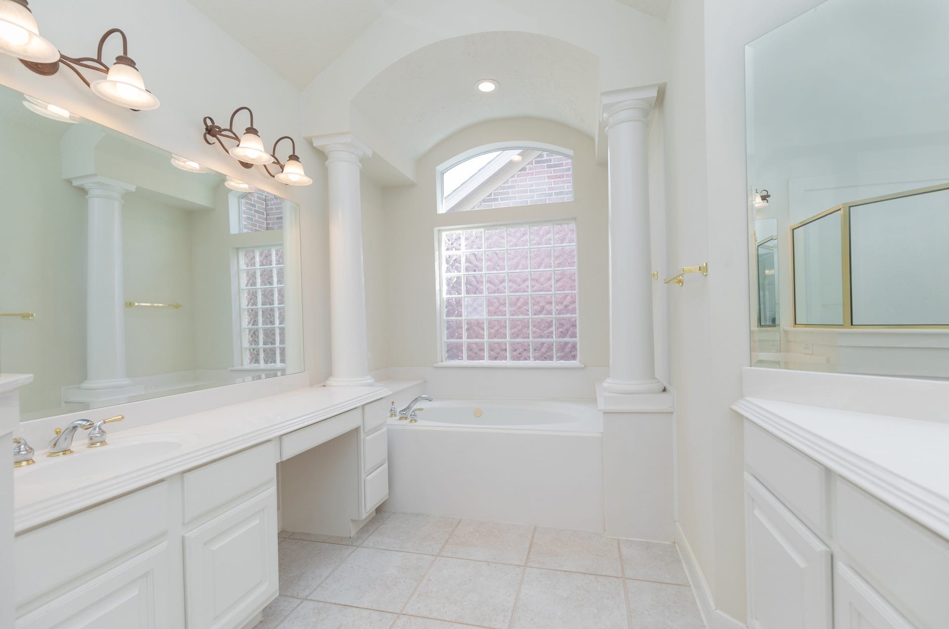 3307 Mcmahon Way, Missouri City, TX 77459 Primary bathroom: Separate shower and garden bathtub, his and her vanities, and spacious walk-in closet