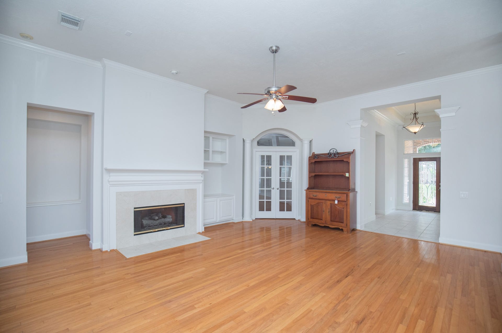 3307 Mcmahon Way, Missouri City, TX 77459 Gorgeous spacious family room 21 x18 : Open flooring plan overlook the kitchen and breakfast area