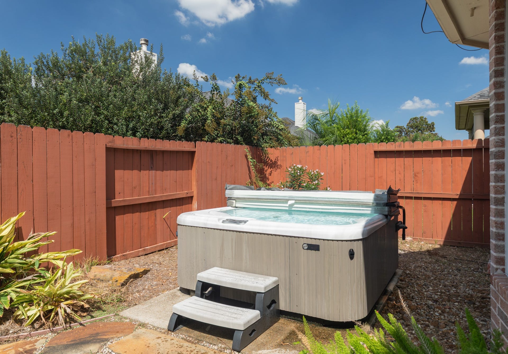 3307 Mcmahon Way, Missouri City, TX 77459 Beautiful backyard with private spa - an ideal space for relaxation, entertaining and enjoying outdoor living