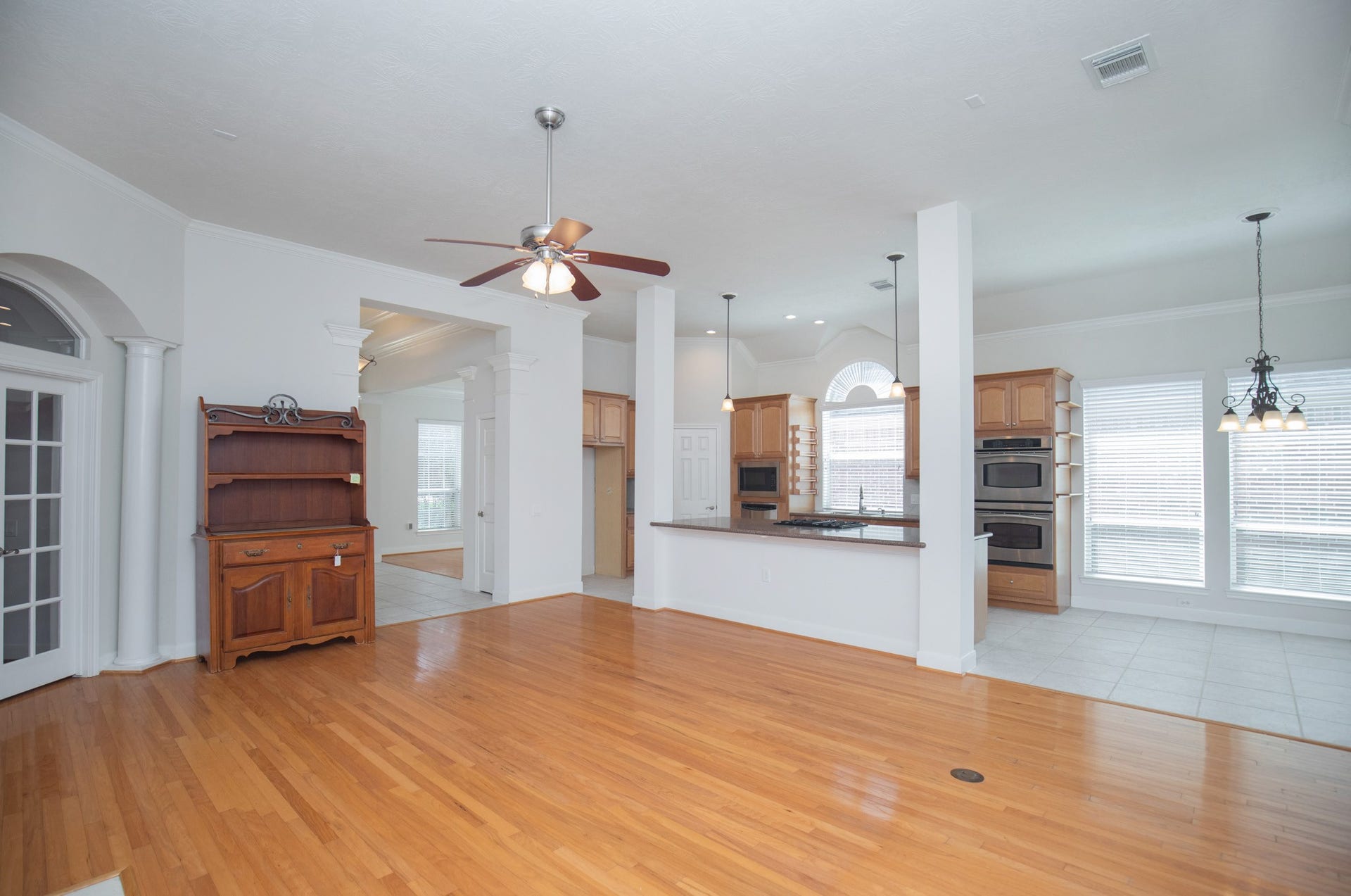 3307 Mcmahon Way, Missouri City, TX 77459 Breakfast bar between family room and kitchen
