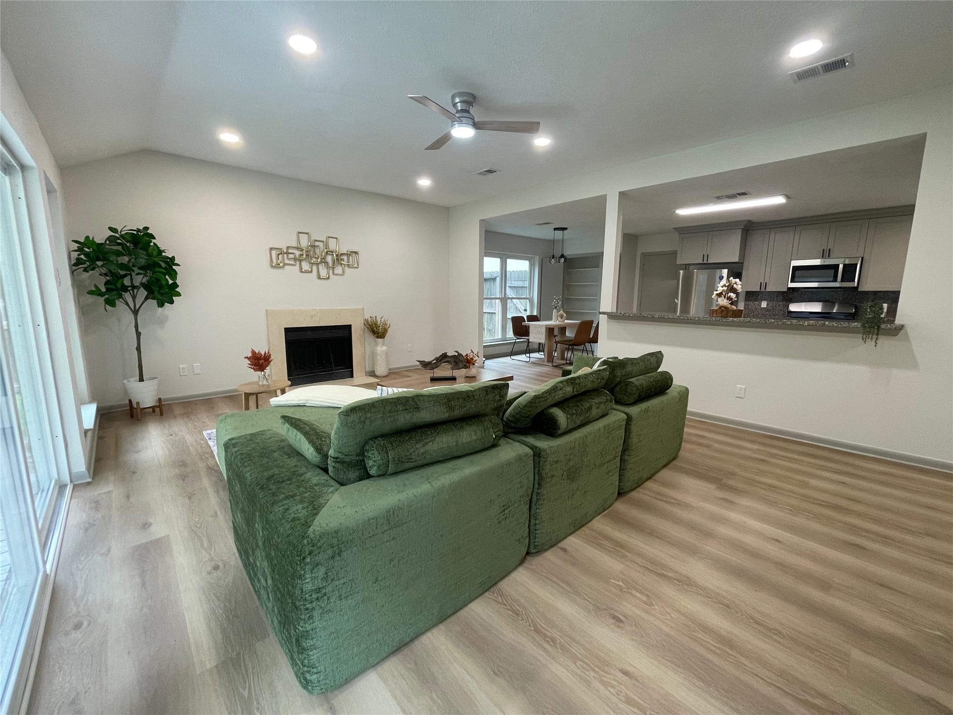 3826 Manordale Drive, Houston, TX 77082 3826 Manordale Drive, Houston, TX 77082