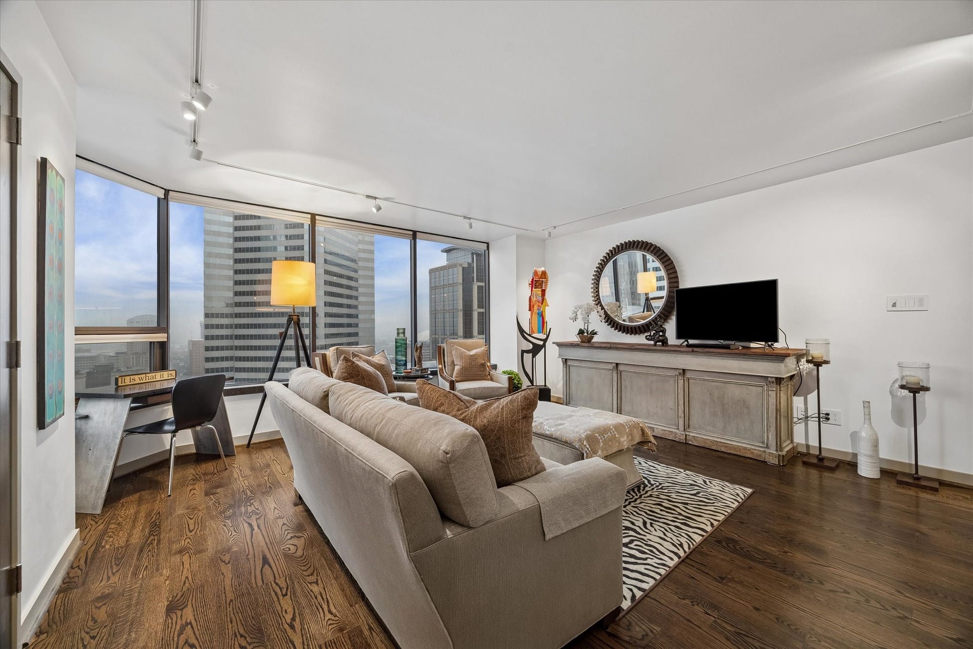1111 Caroline Street, #2601, Houston, TX 77010 Windows on two sides give the corner living area multiple city outlooks. Open floor space connects the window wall with the kitchen and entry.
