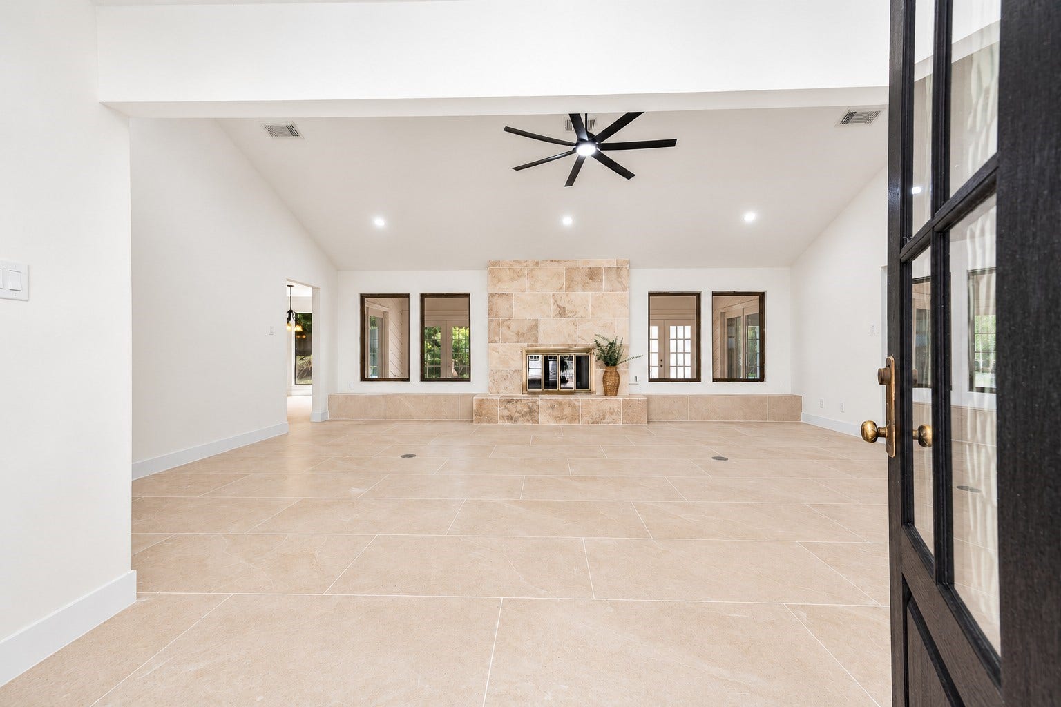 109 Dorado Drive, Friendswood, TX 77546 Spacious living area with an open layout and abundant natural light.