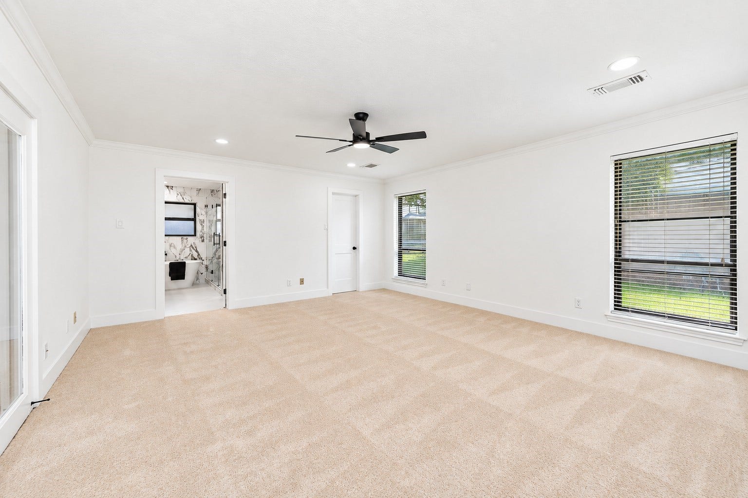 109 Dorado Drive, Friendswood, TX 77546 Spacious primary bedroom with high ceiling and natural light.