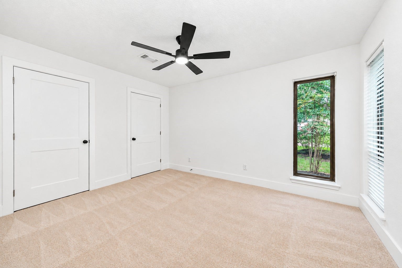 109 Dorado Drive, Friendswood, TX 77546 Additional secondary bedroom with neutral finishes and natural light.