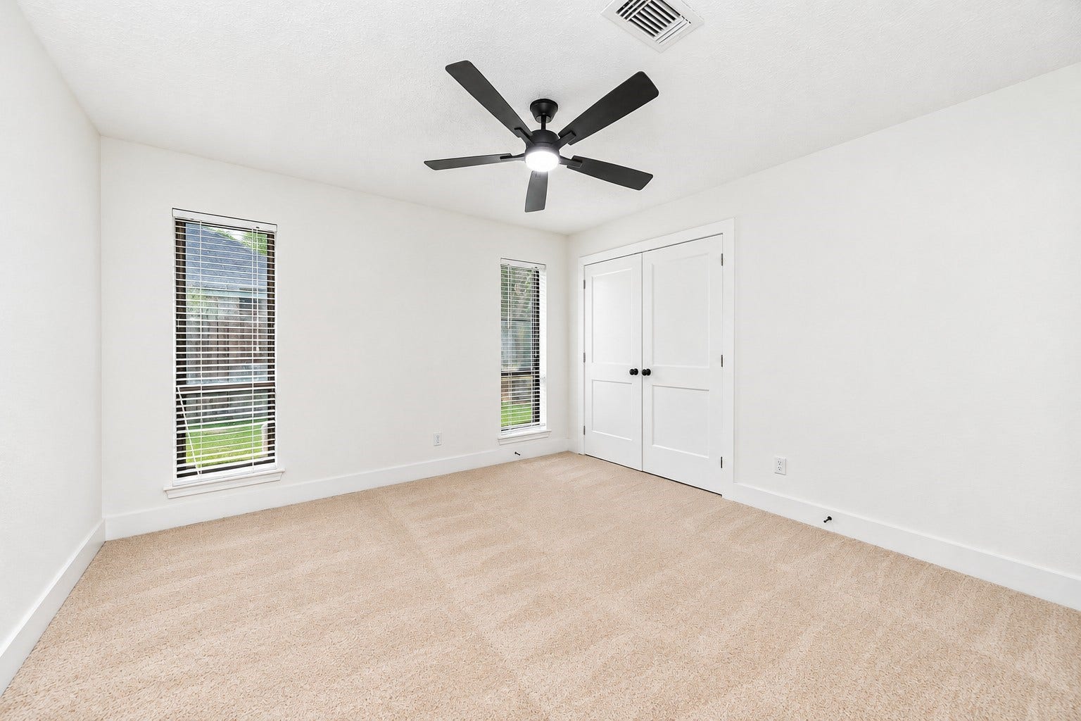 109 Dorado Drive, Friendswood, TX 77546 Secondary bedroom with neutral finishes and natural light.