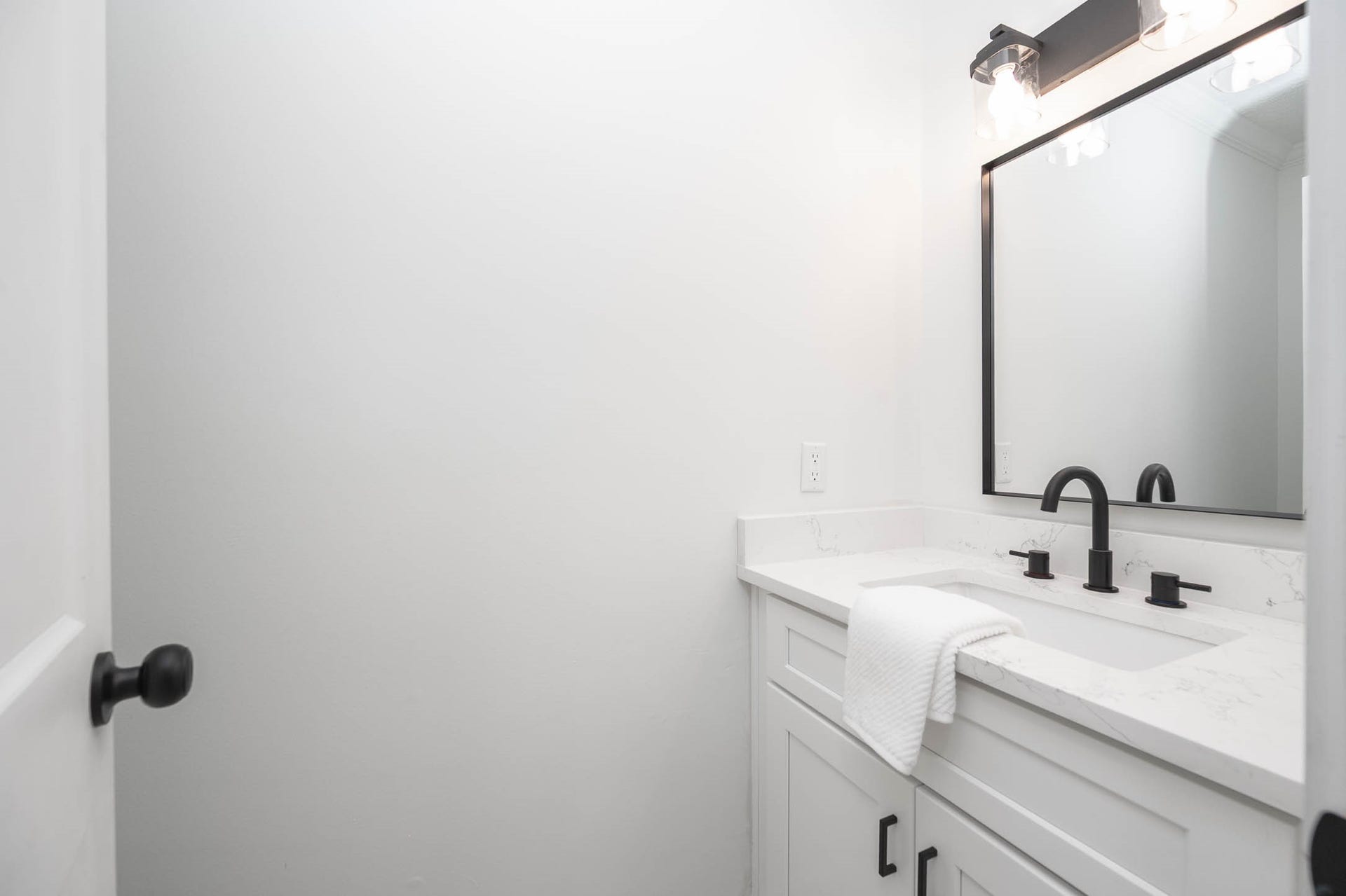 109 Dorado Drive, Friendswood, TX 77546 Convenient half bath with neutral finishes.