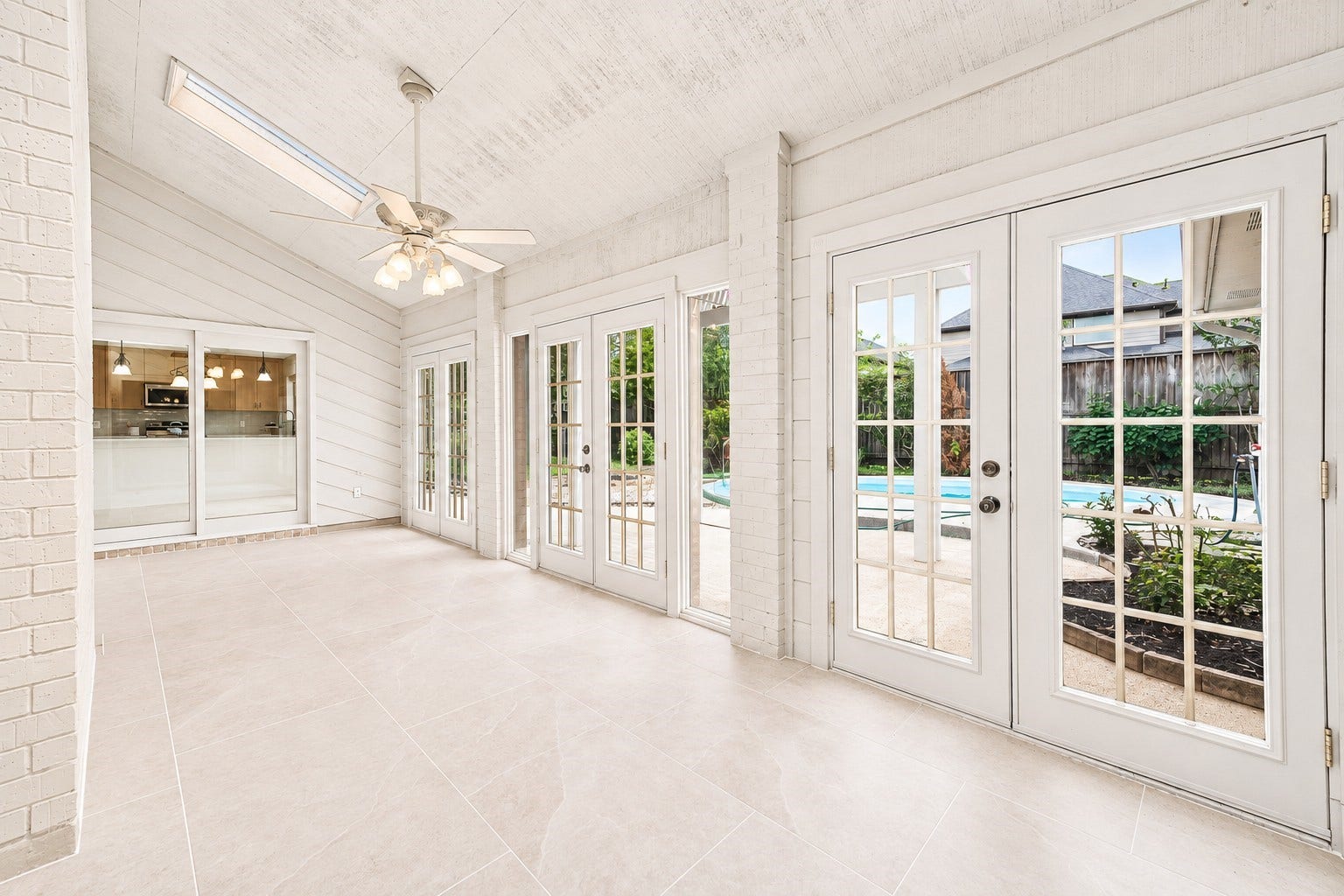 109 Dorado Drive, Friendswood, TX 77546 Bright sunroom with abundant windows and natural light.