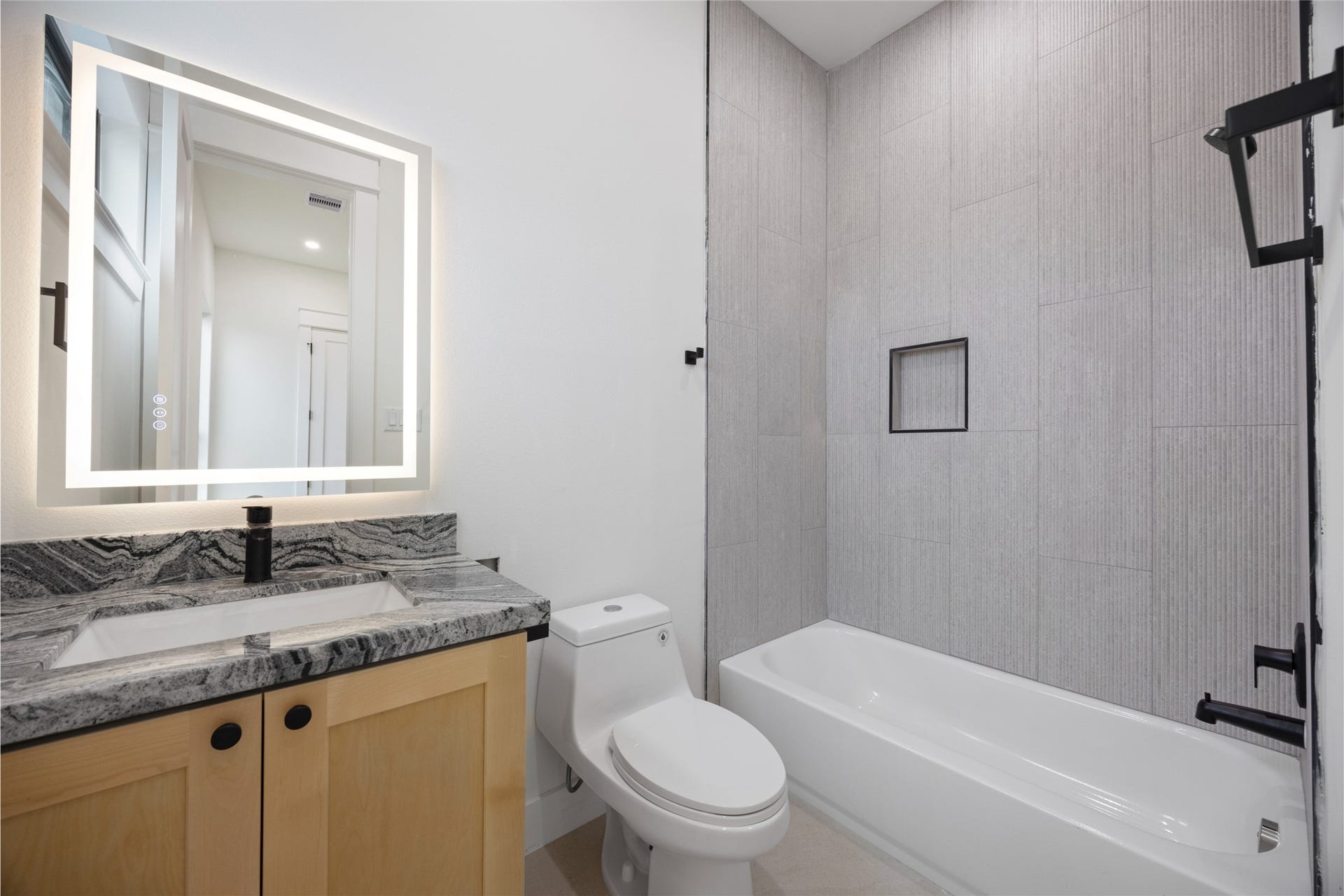 6332 Sidney Street, Houston, TX 77021 bathroom #3