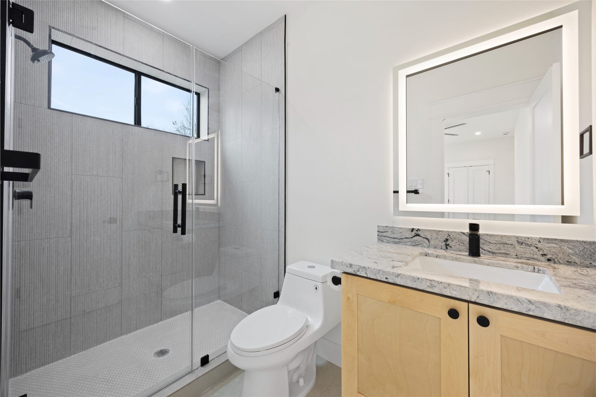 6332 Sidney Street, Houston, TX 77021 1st floor bath