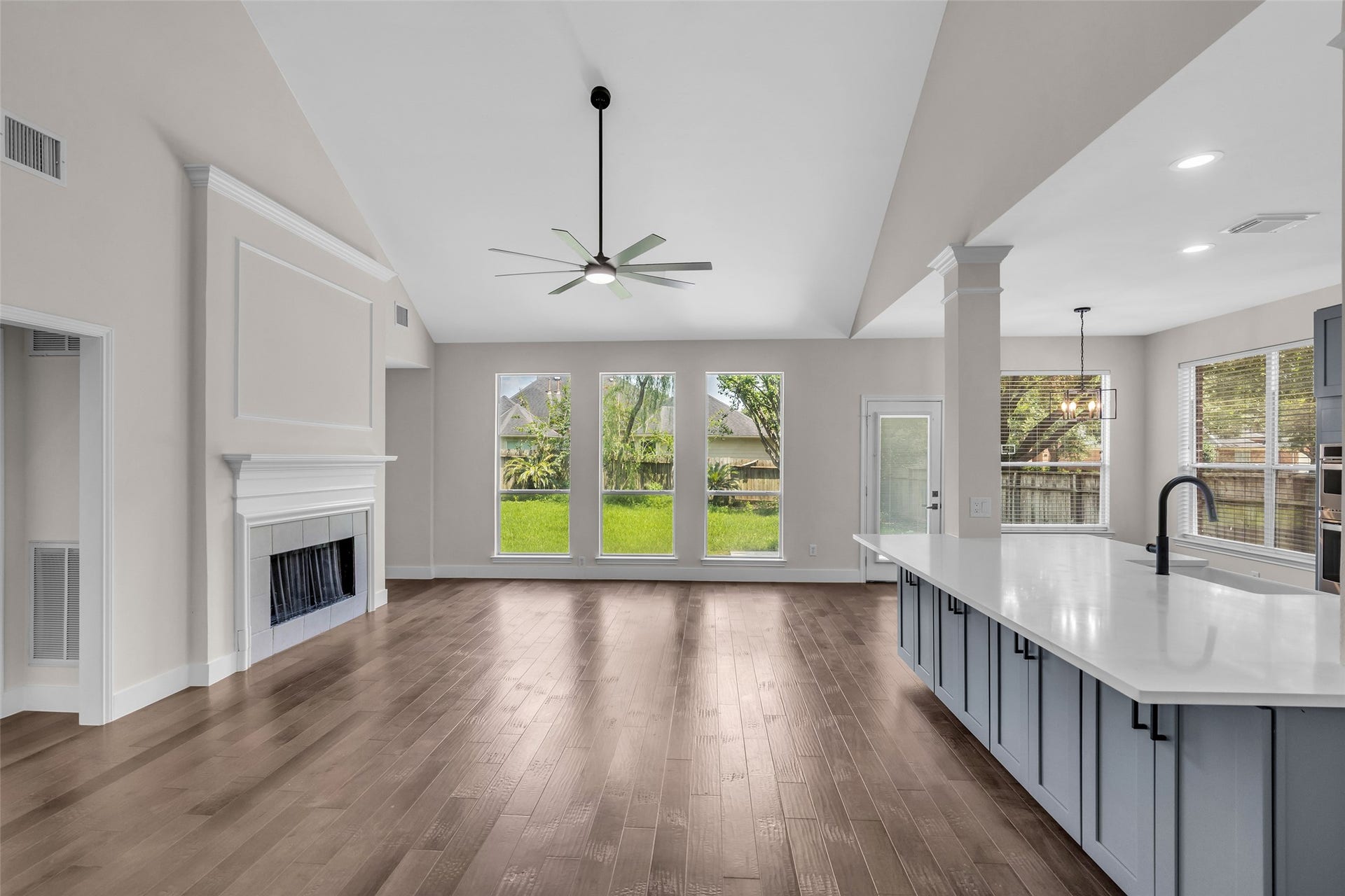 22002 Madera Canyon Court, Richmond, TX 77469 flowing into the modern kitchen space!