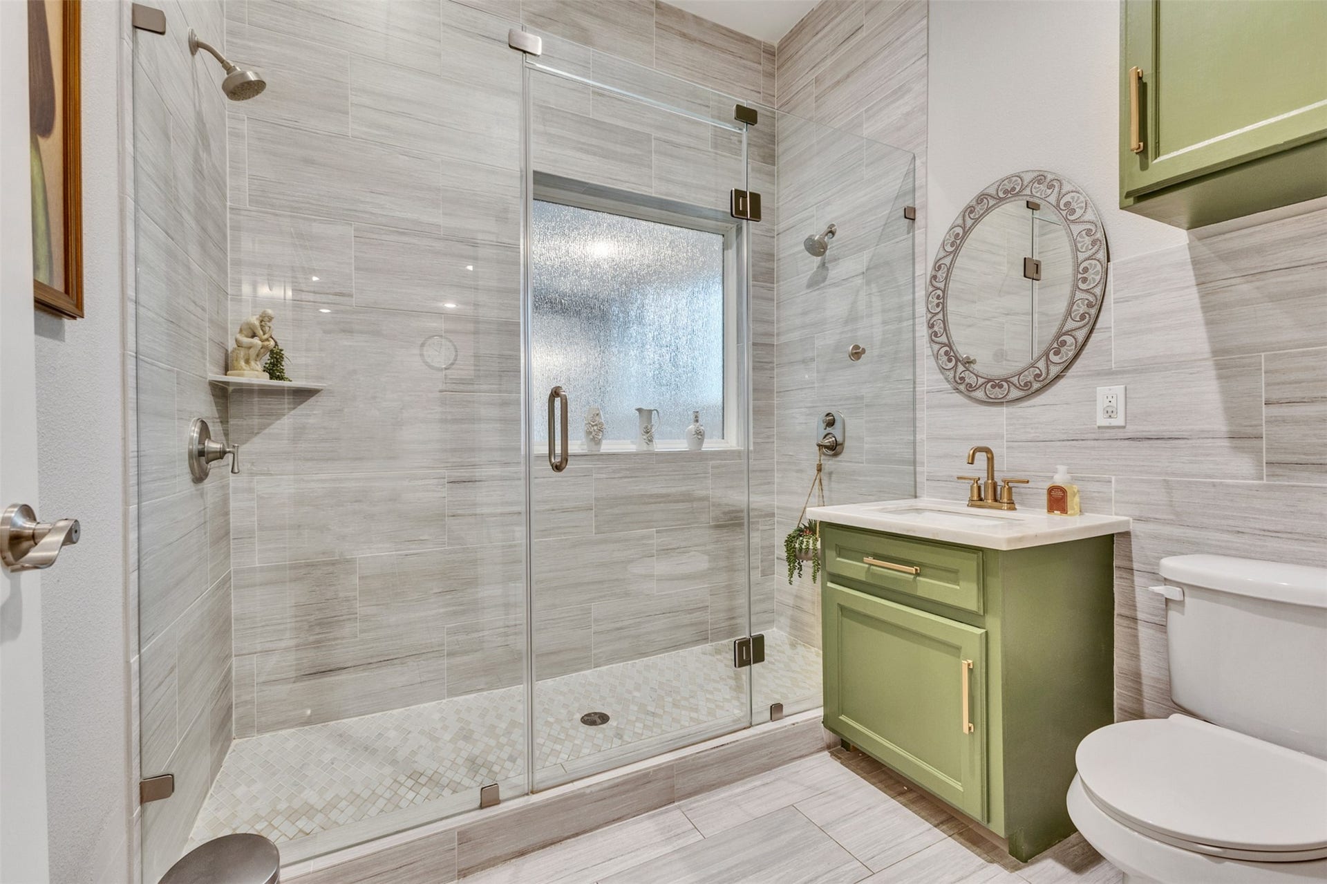 827 W 19th Street and 829 W 19th Street, Houston, TX 77008 Downstairs guest bath