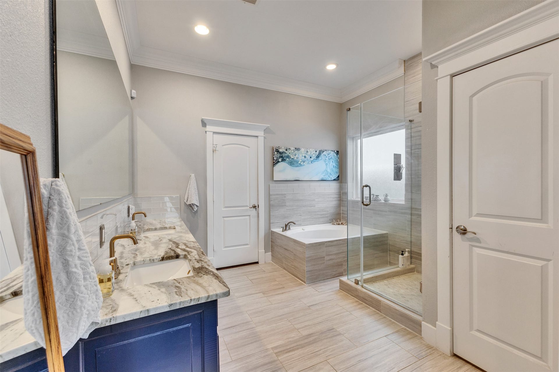 827 W 19th Street and 829 W 19th Street, Houston, TX 77008 Primary Bath