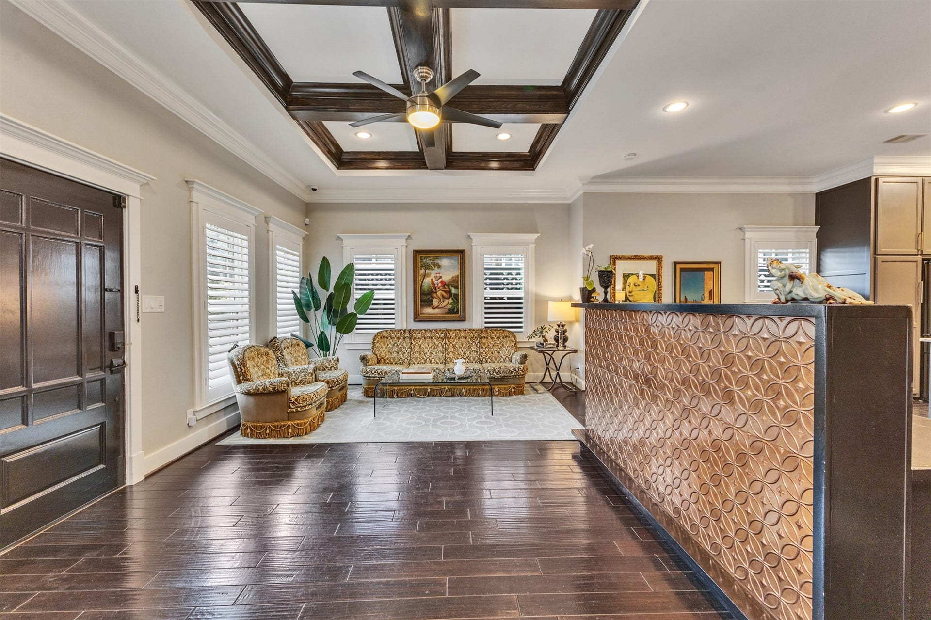 827 W 19th Street and 829 W 19th Street, Houston, TX 77008 View of entry area, currently utilizing a front desk/bar