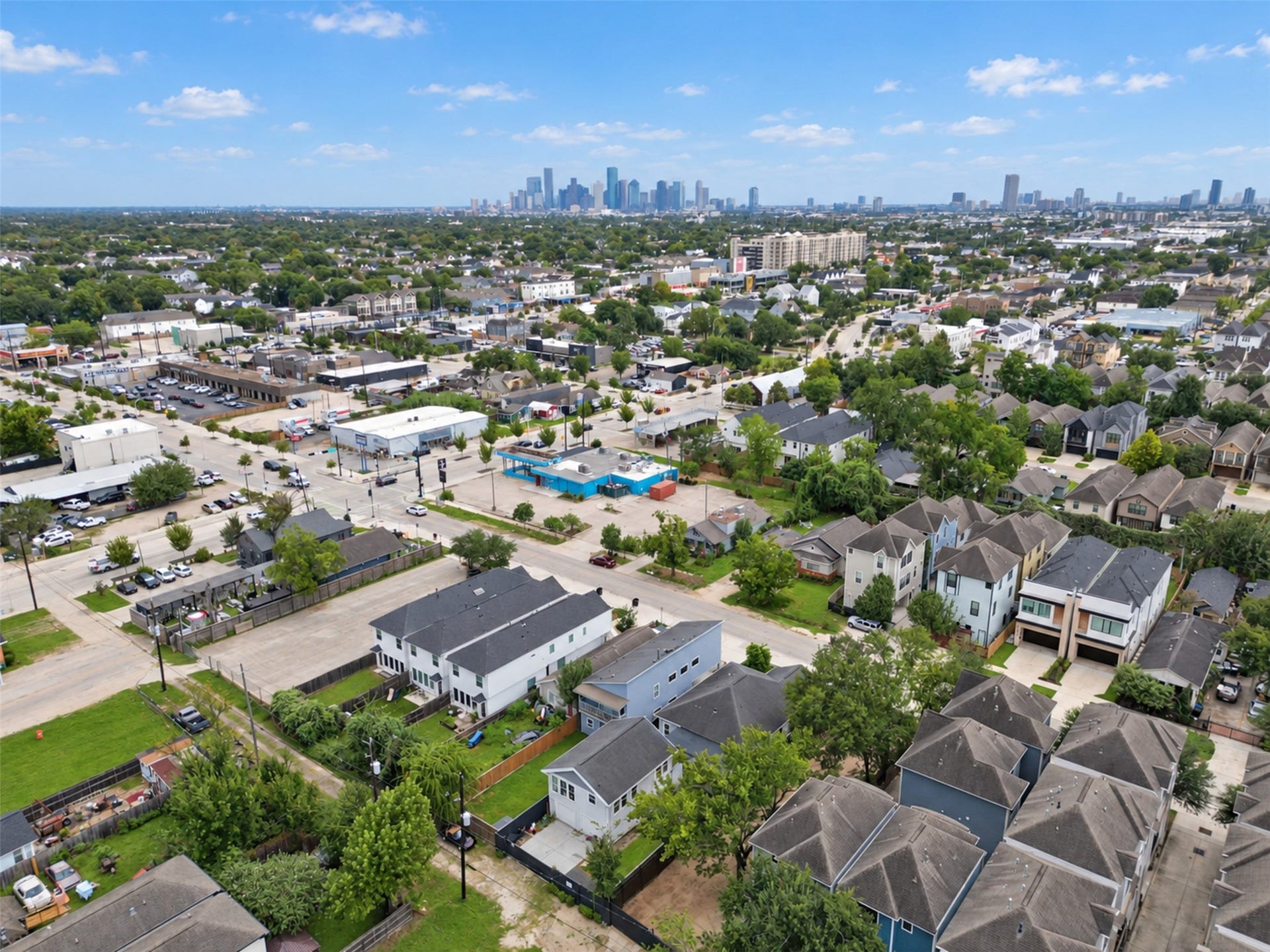 827 W 19th Street and 829 W 19th Street, Houston, TX 77008 12 minute drive to Downtown Houston