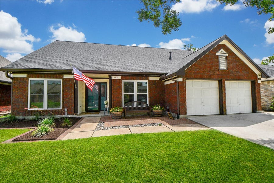 Property photo for 16022 Surrey Woods Drive, Friendswood, TX