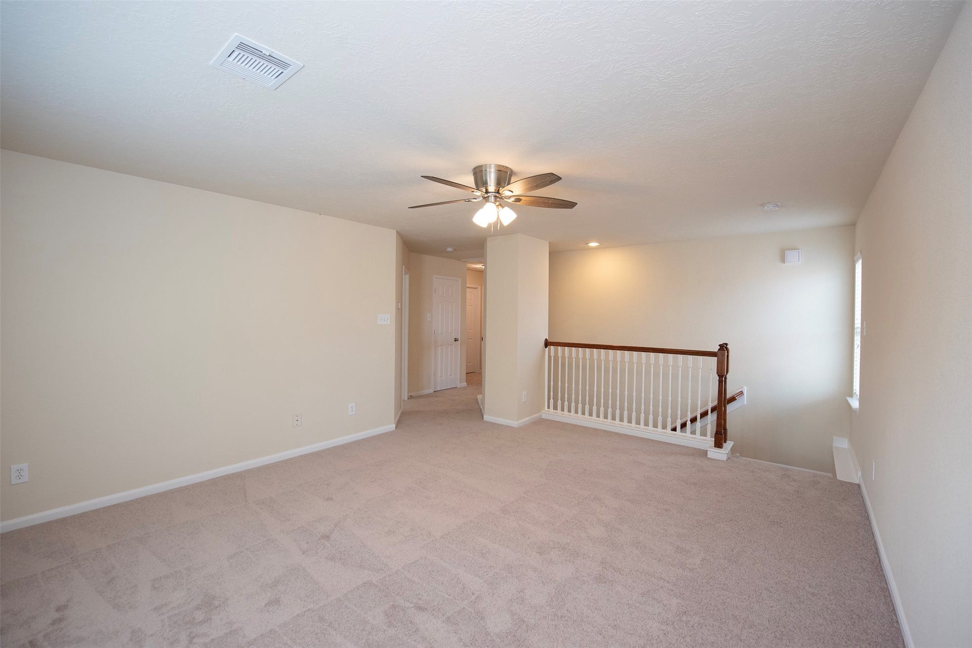 106 Easton Glen Lane, Dickinson, TX 77539 Game room upstairs for entertaining.