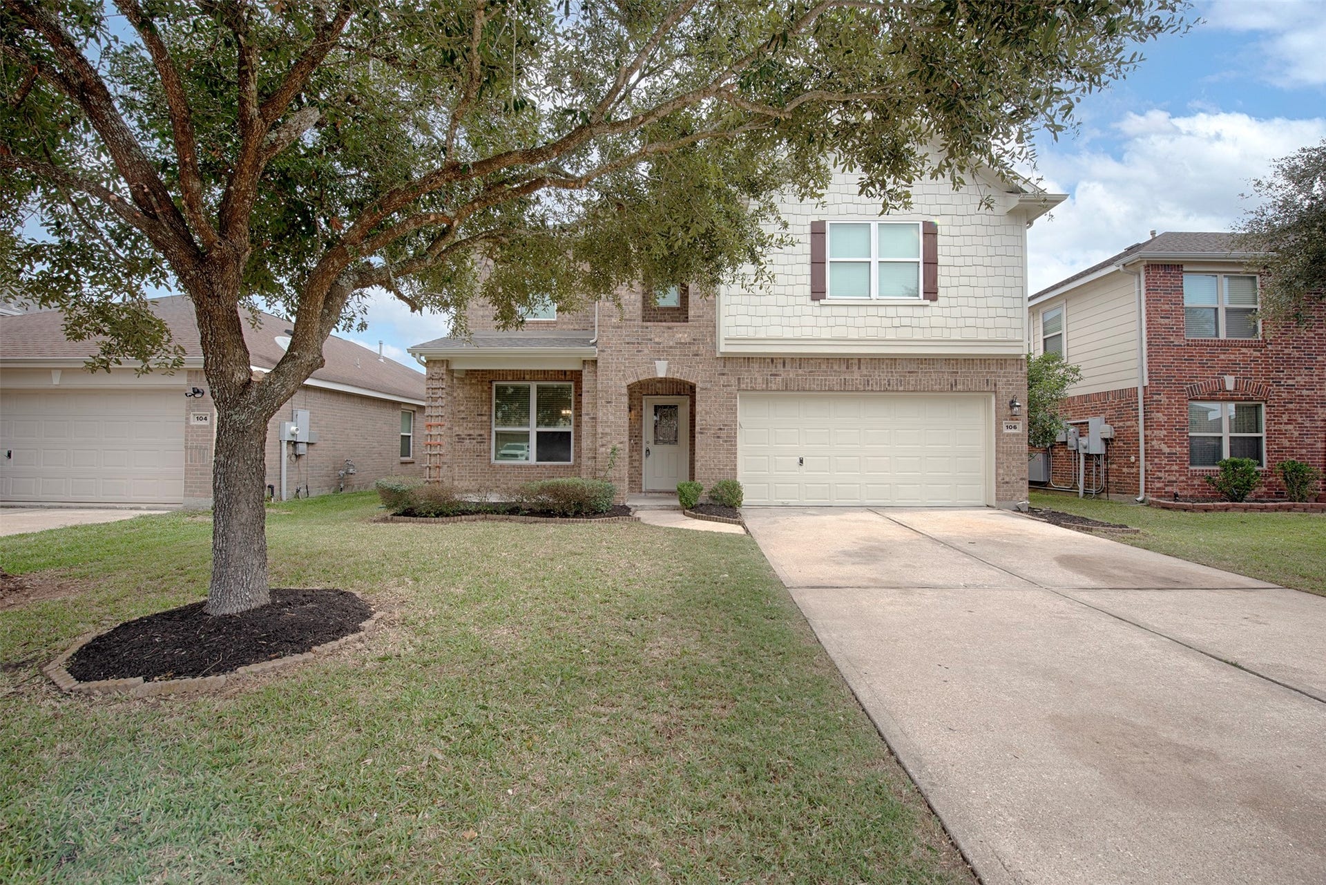 106 Easton Glen Lane, Dickinson, TX 77539 Beautiful home in a quiet neighborhood close to great shopping, schools and parks.
