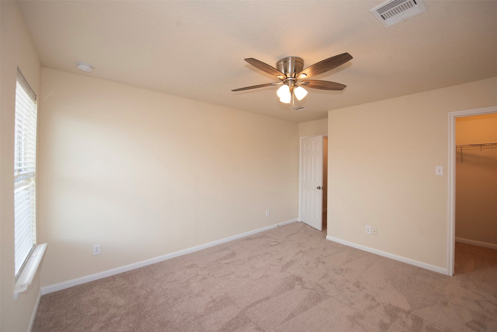 106 Easton Glen Lane, Dickinson, TX 77539 Also has walk in closet.