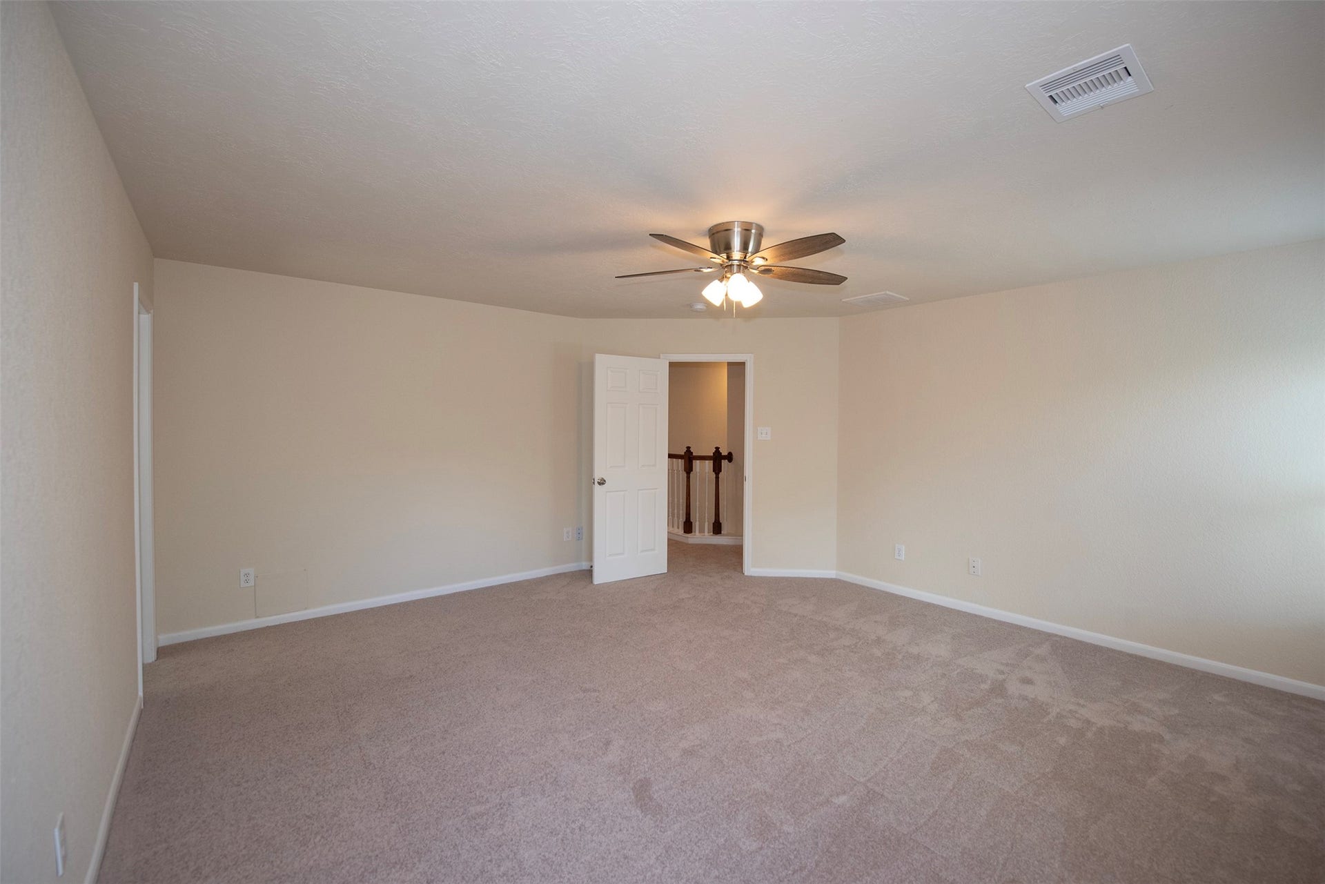 106 Easton Glen Lane, Dickinson, TX 77539 Look at the space in this bedroom! Plenty of room for your king sized furniture with space for a sitting area.