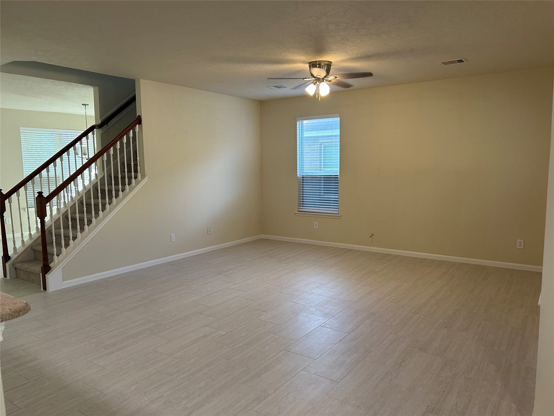 106 Easton Glen Lane, Dickinson, TX 77539 Open view of huge den! Brand new gorgeous tile floors through the entire downstairs!
