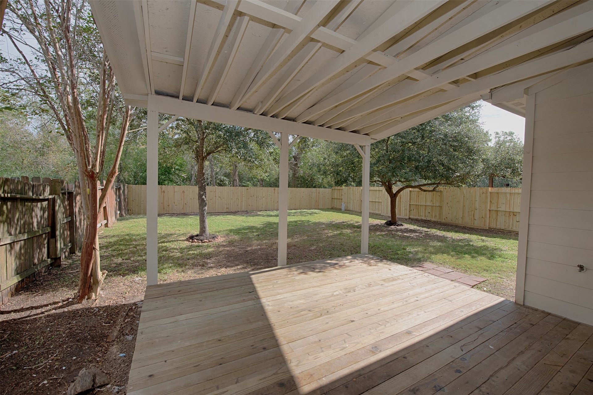 106 Easton Glen Lane, Dickinson, TX 77539 Another view of the back patio open to the yard. Imagine the great BBQ parties with friends and family!