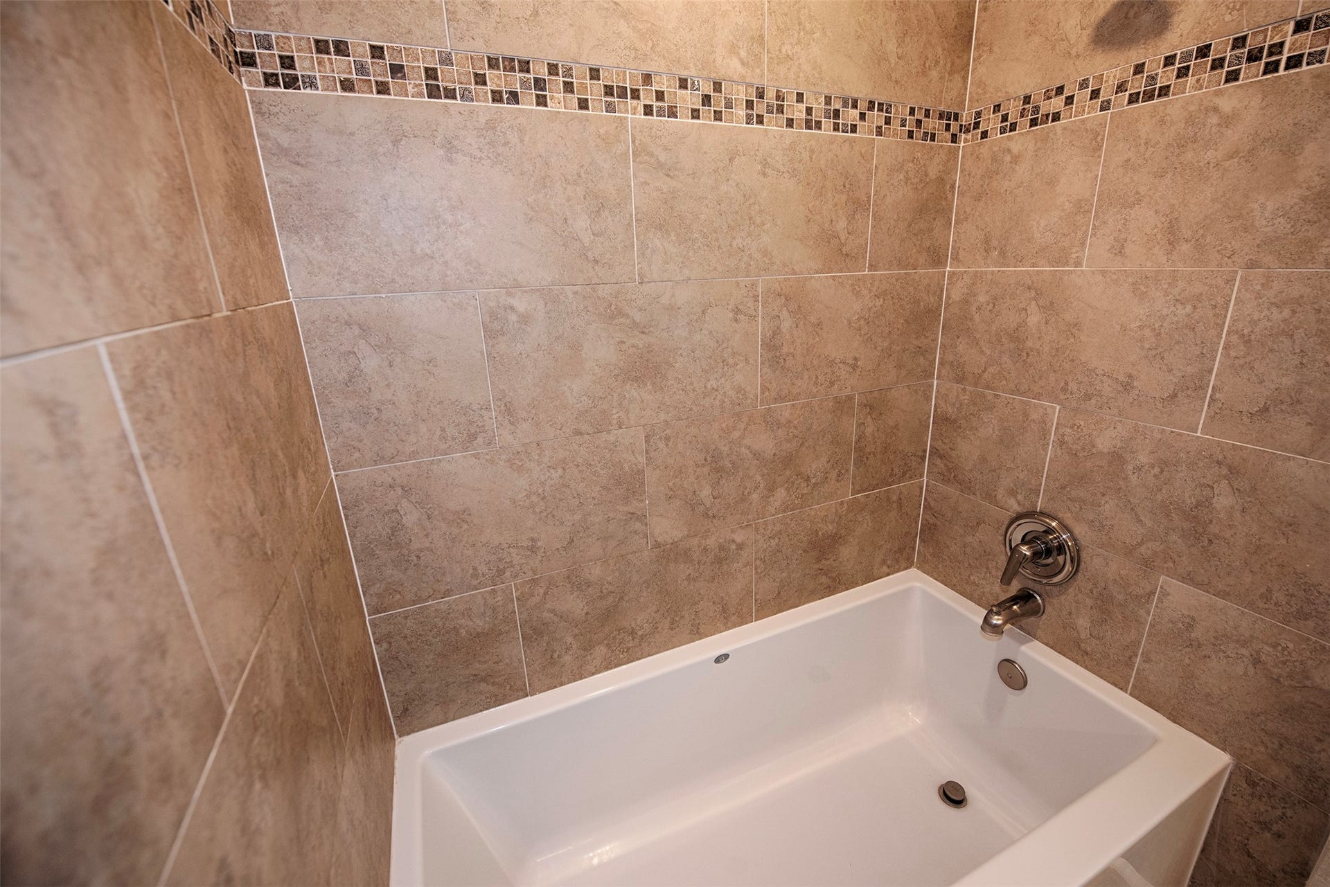 106 Easton Glen Lane, Dickinson, TX 77539 Master bathroom provides a deep soaker tub and gorgeous tile work. Tub big enough to relax and unwind after a long stressful day.