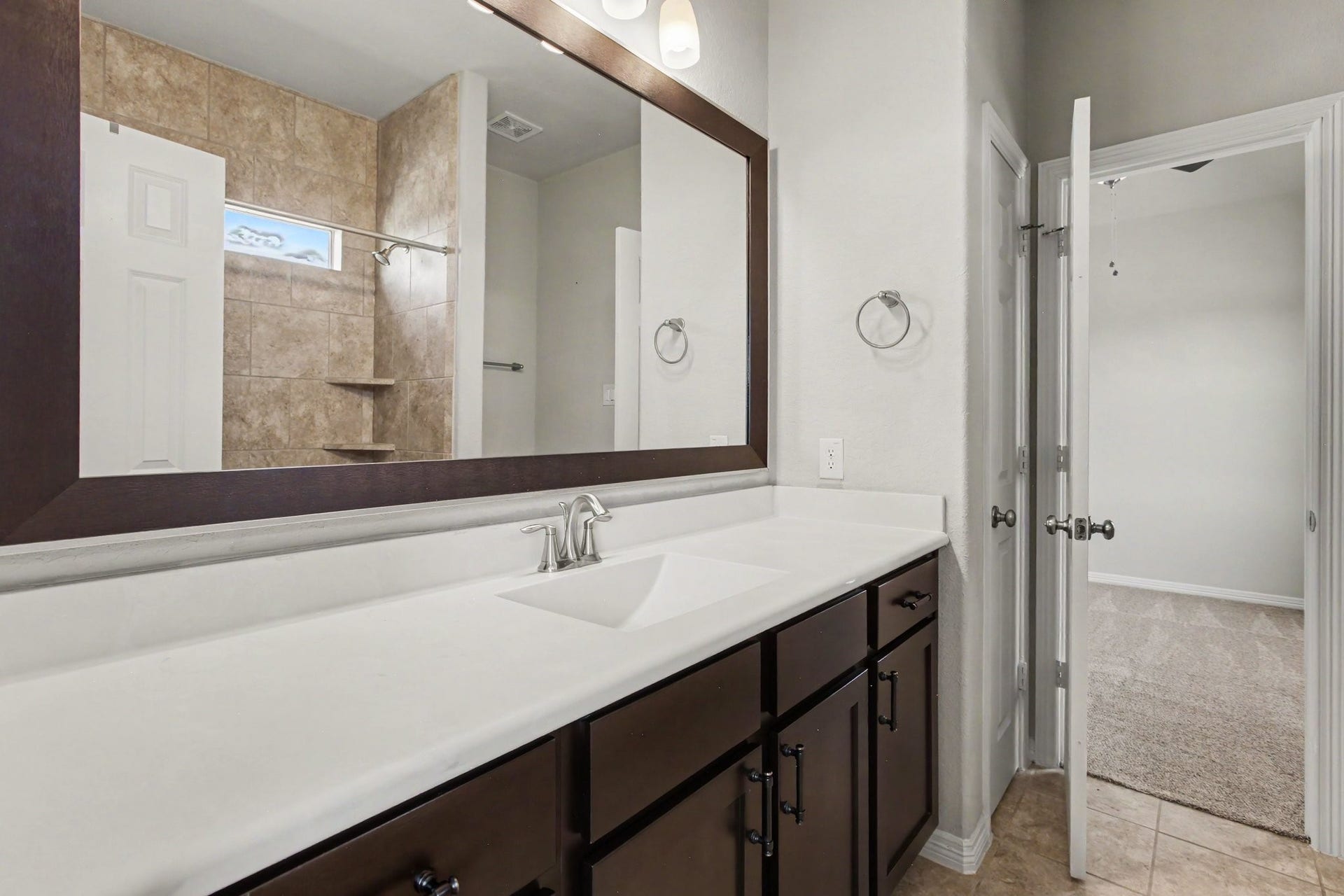 1506 Peyton Oaks Place, Houston, TX 77043 The shared Jack-n-Jill bathroom on the 3rd floor for the two secondary bedrooms