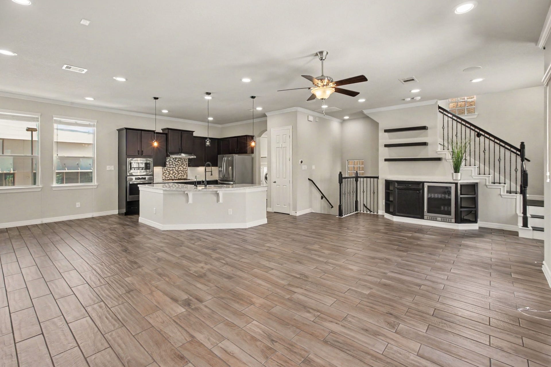 1506 Peyton Oaks Place, Houston, TX 77043 Bright and spacious second-floor living area with an open-concept layout