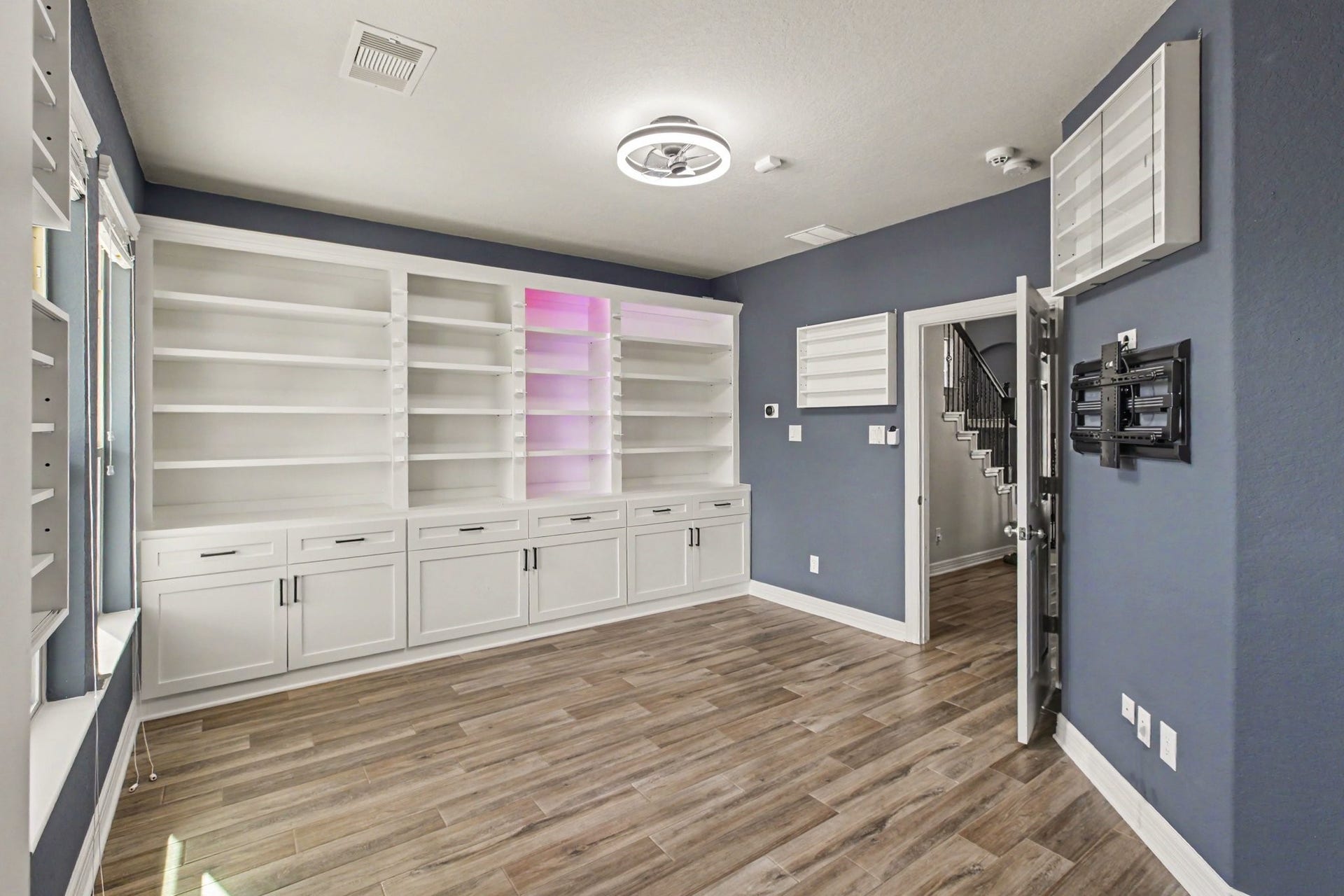 1506 Peyton Oaks Place, Houston, TX 77043 The downstairs (bed)room has it's own bathroom and custom built-in shelving and cabinetry