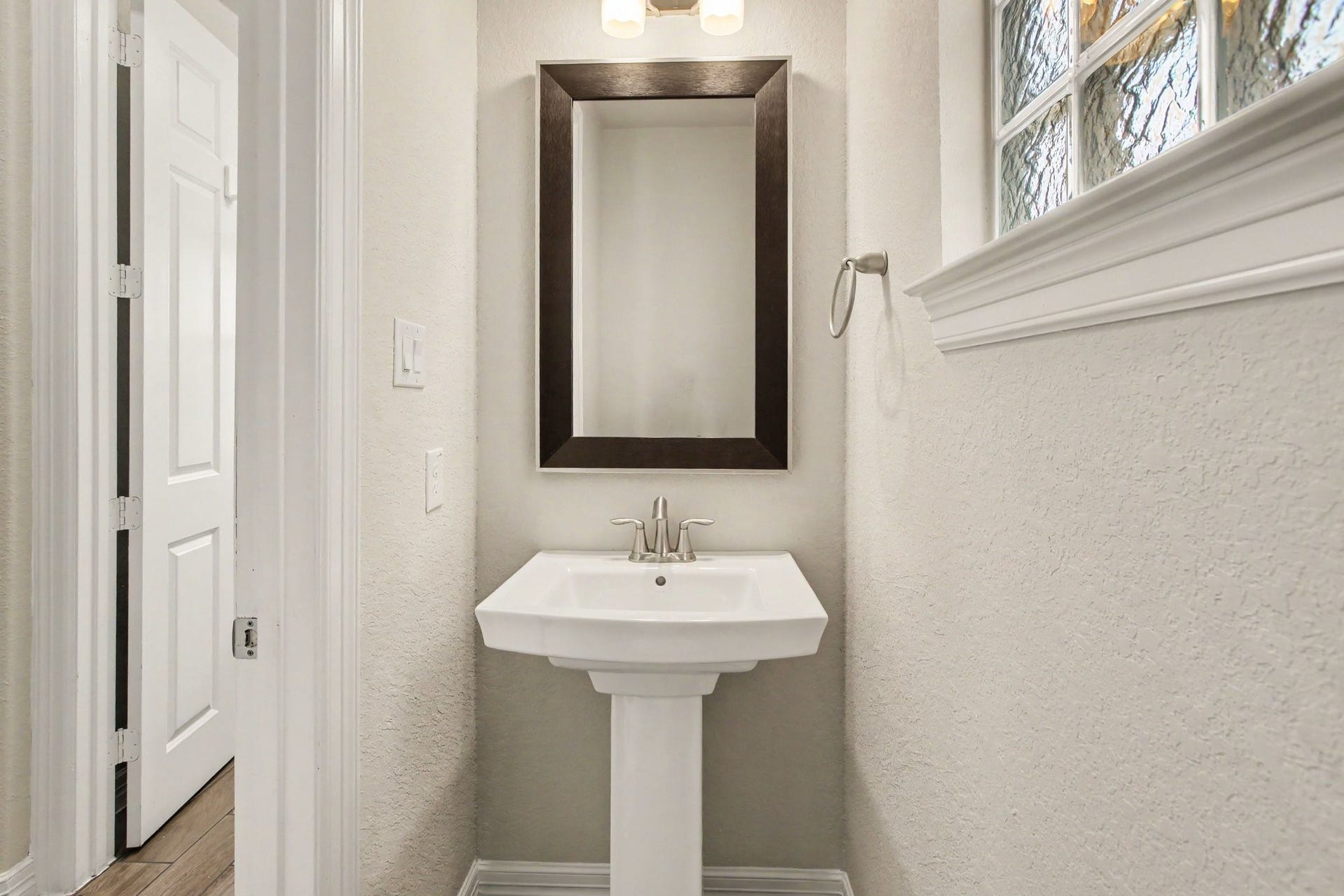 1506 Peyton Oaks Place, Houston, TX 77043 Main living floor powder room