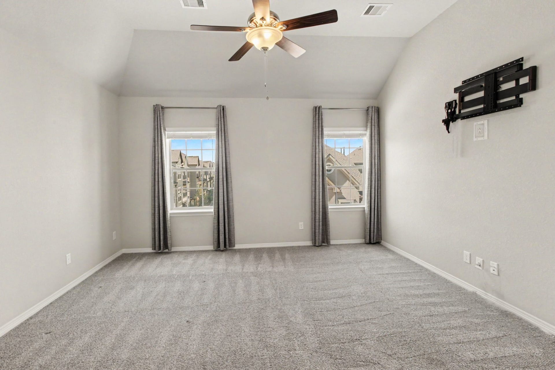 1506 Peyton Oaks Place, Houston, TX 77043 The spacious primary bedroom on the 3rd floor