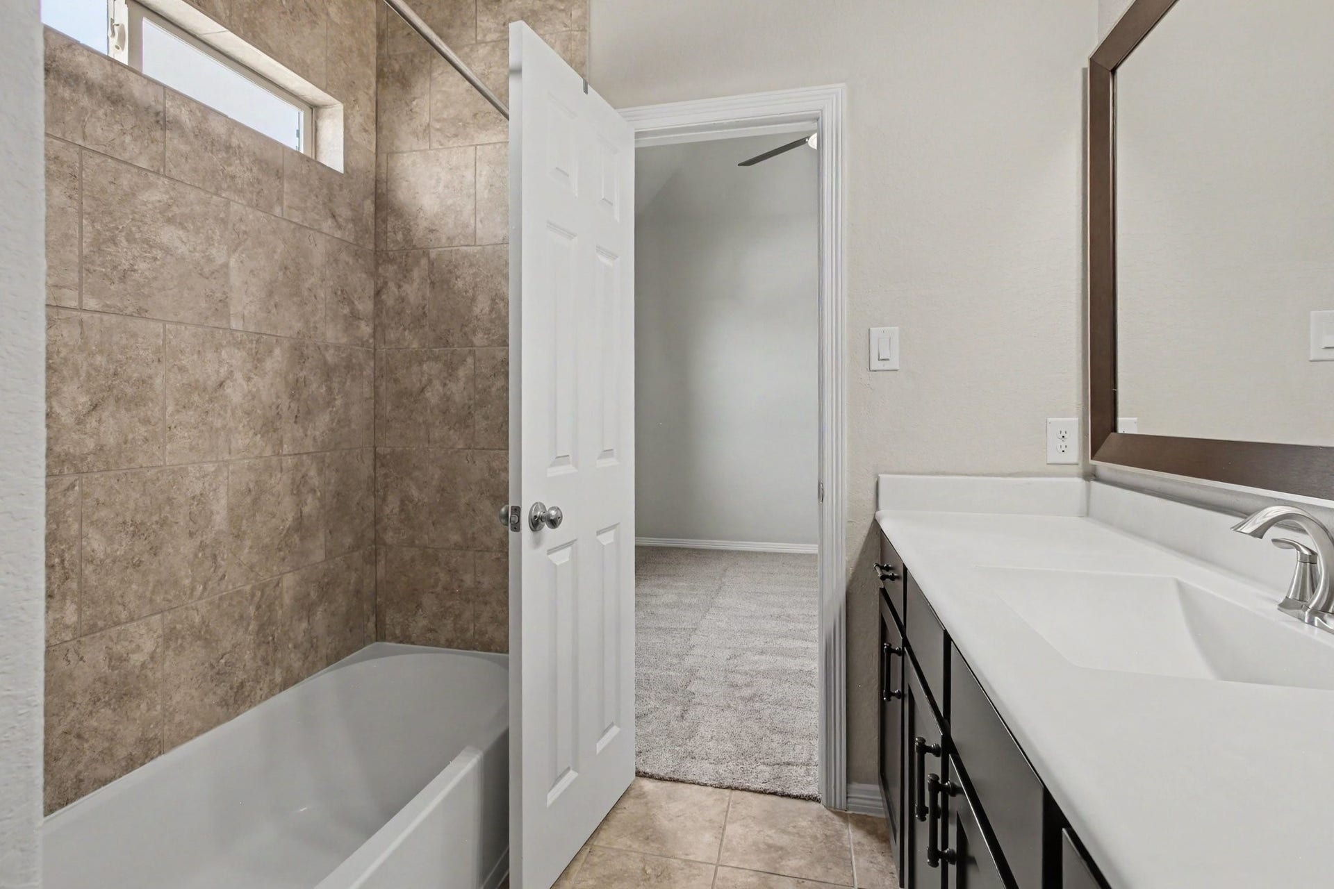 1506 Peyton Oaks Place, Houston, TX 77043 The shared Jack-n-Jill bathroom on the 3rd floor for the two secondary bedrooms