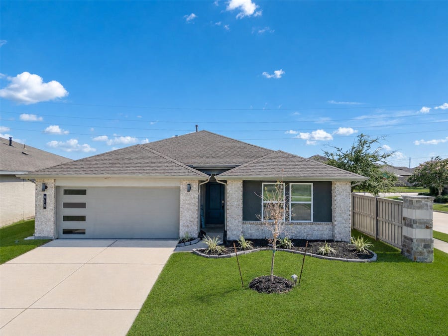 Property photo for 818 Betsy Hill Drive, Rosharon, TX