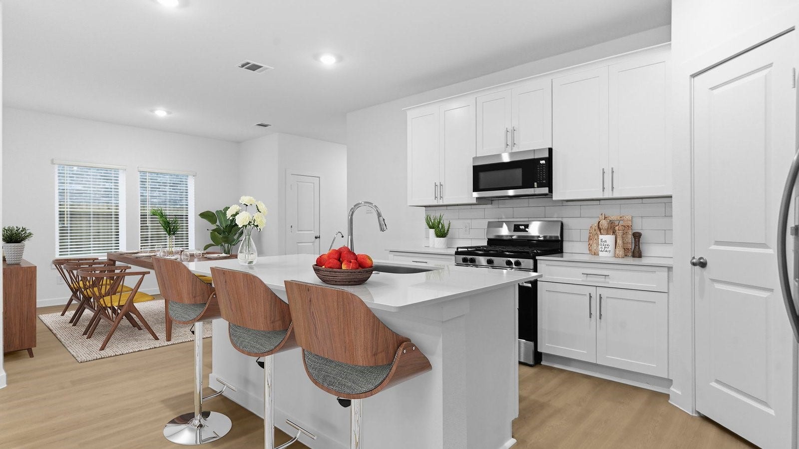 3406 Horseshoe Trail Lane, League City, TX 77511 Bright and spacious kitchen with quartz countertops, stainless steel appliances, and an island with bar seating.