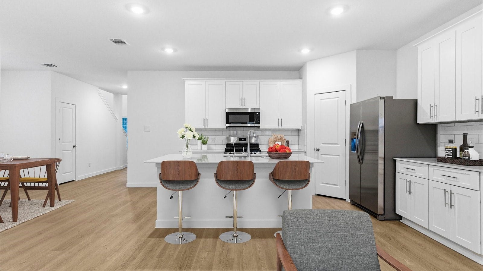 3406 Horseshoe Trail Lane, League City, TX 77511 Bright and spacious kitchen with quartz countertops, stainless steel appliances, and an island with bar seating.