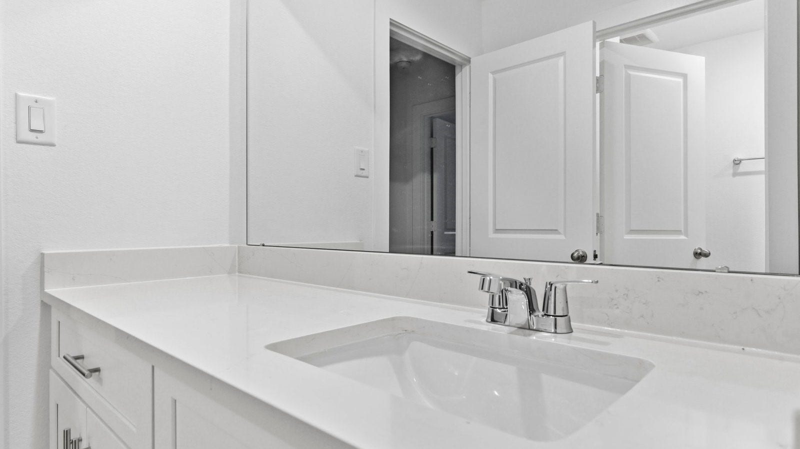 3406 Horseshoe Trail Lane, League City, TX 77511 A well-designed bathroom equipped with quartz countertops, emphasizing functionality and contemporary style.