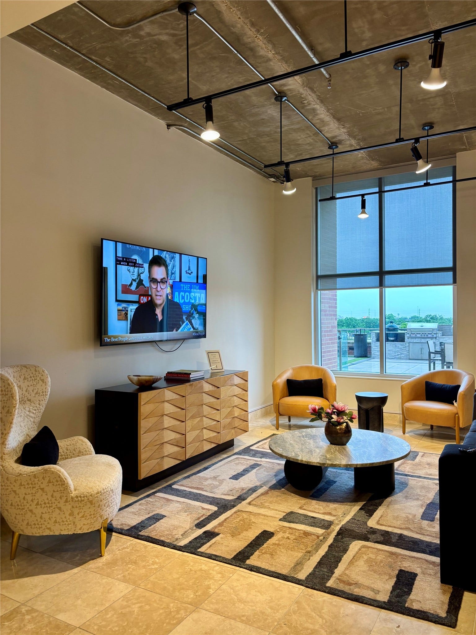 4899 Montrose Boulevard, #1009, Houston, TX 77006 Clubroom seating area. Tables and chairs for gathering. Conference room across the hall.