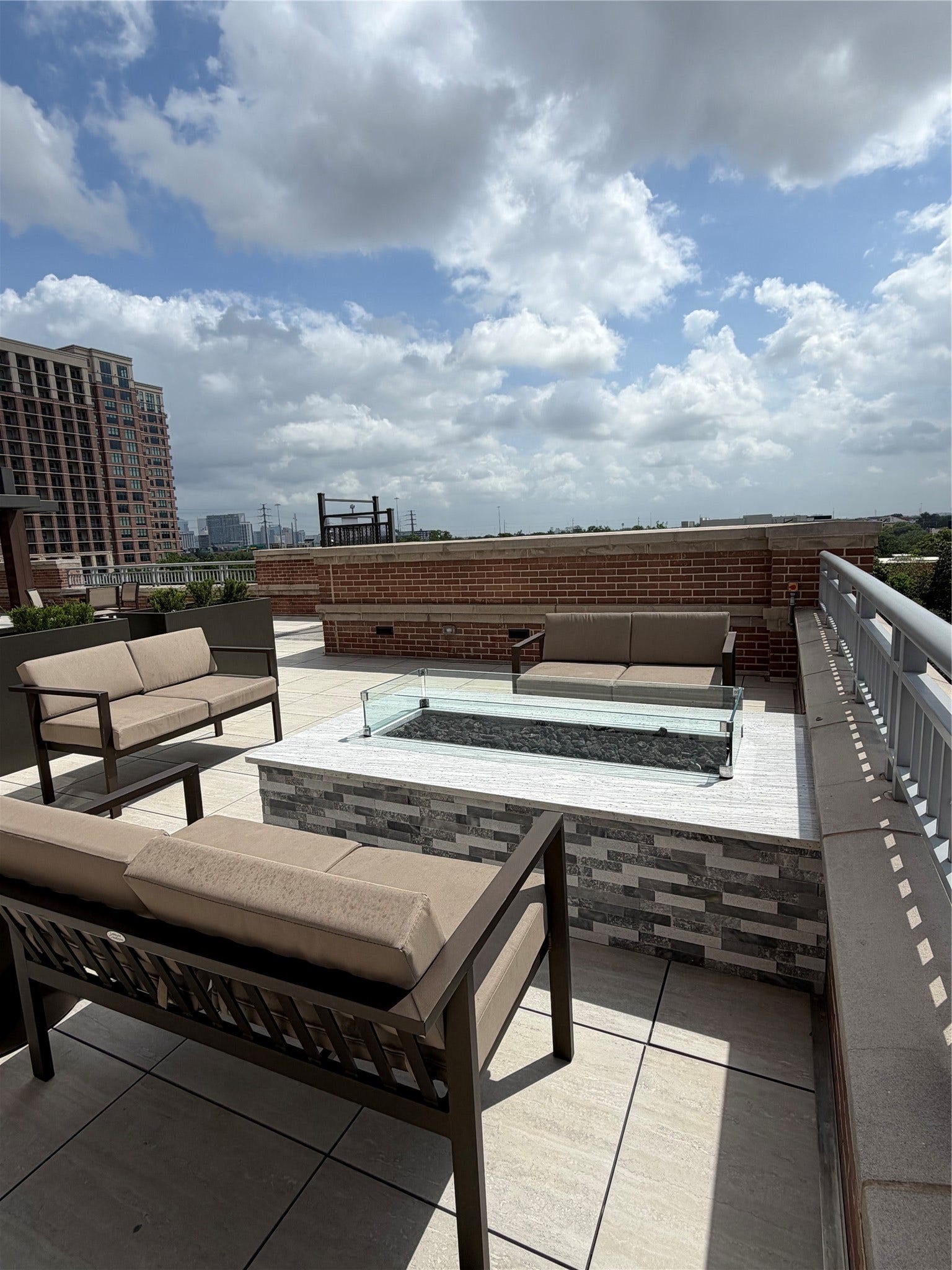 4899 Montrose Boulevard, #1009, Houston, TX 77006 The outdoor area is designed with several areas - covered dining area, sun area, outdoor kitchen and a fire pit with an amazing view.