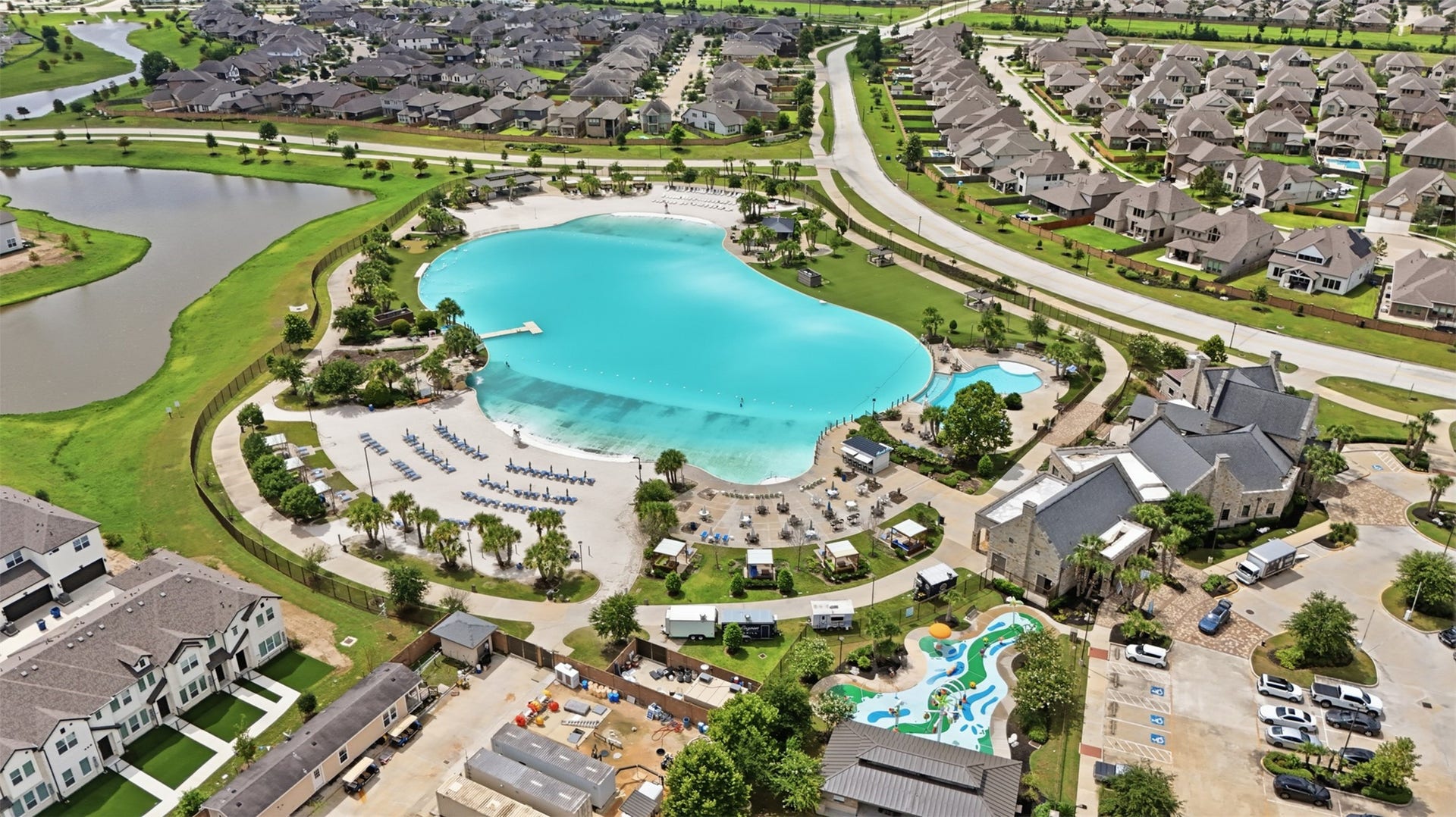 CRYSTAL LAGOON IS ONLY A FEW MIN WALK