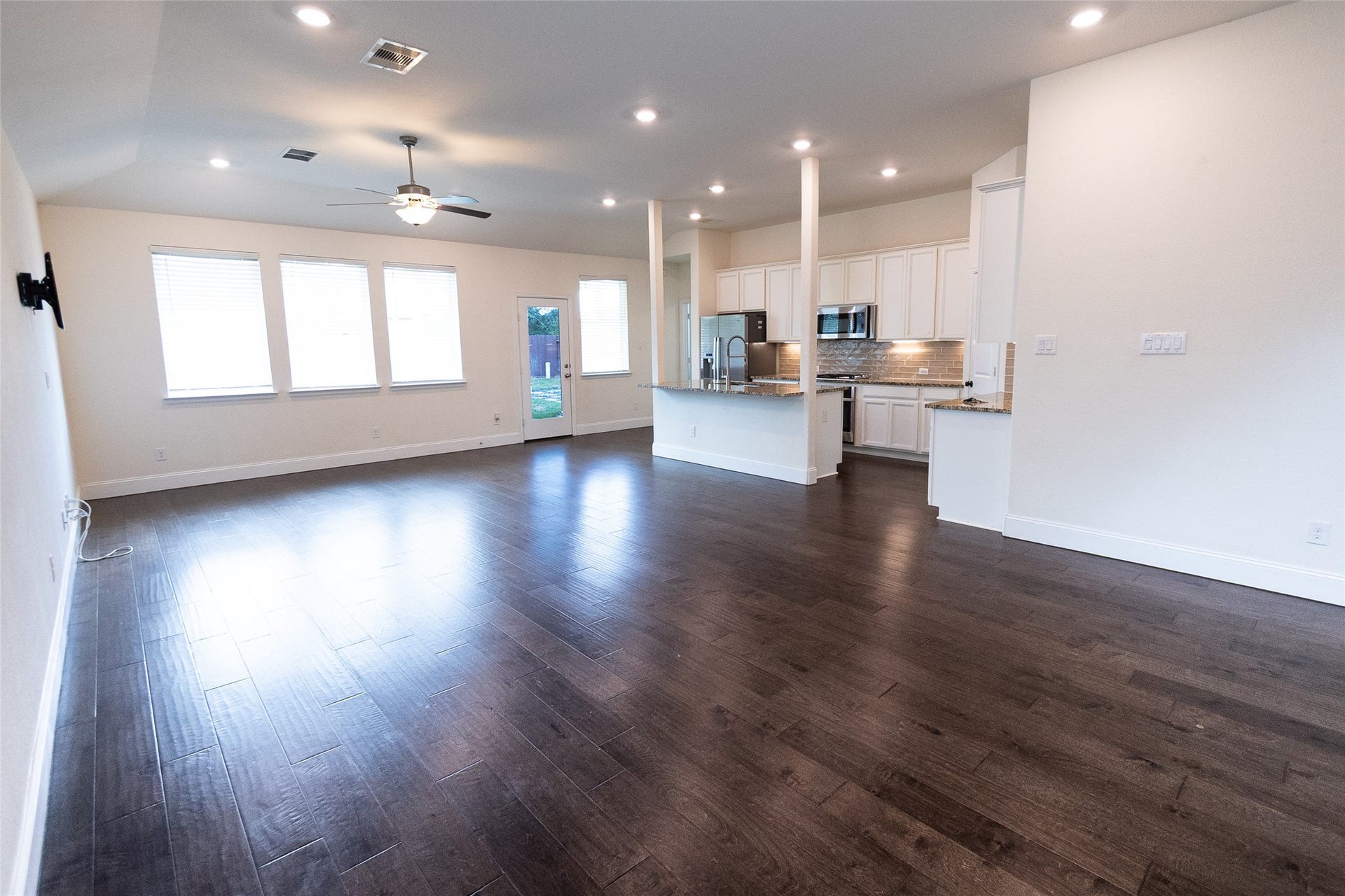 OPEN CONCEPT BETWEEN KITCHEN AND LIVING ROOM