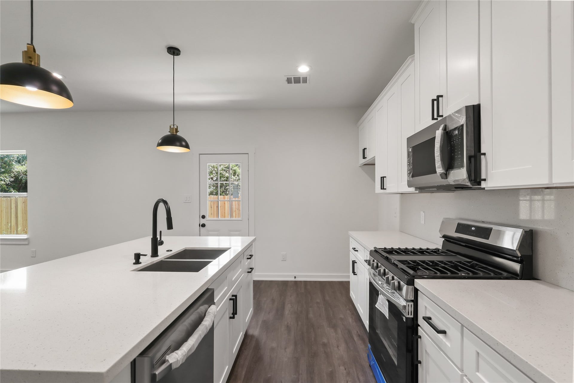 5815 Woodrow Street, Texas City, TX 77591 Beautiful Kitchen with appliances andQuartz Countertops