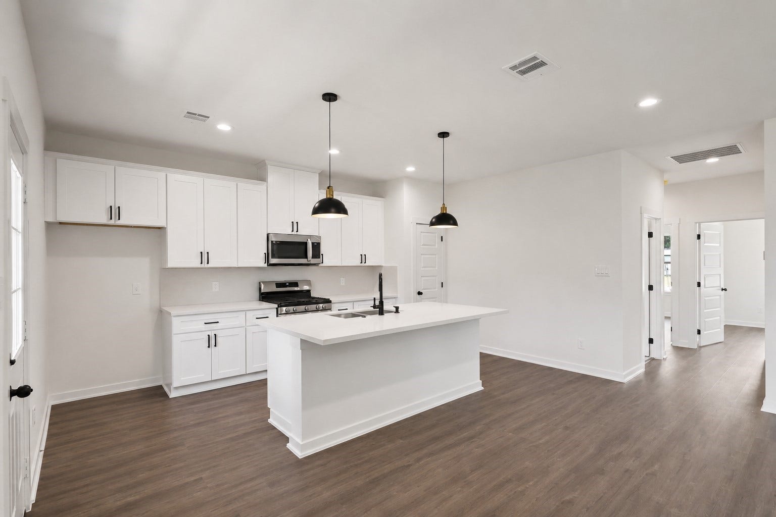 5815 Woodrow Street, Texas City, TX 77591 Stunning kitchen with Quartz